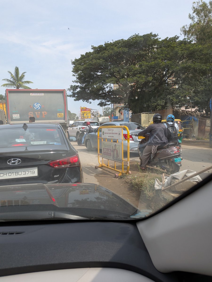 Doc_RahulKumar's tweet photo. @DcpComdCentre @DCPTrEastBCP @varthurps Heavy traffic jam at Gunjur Varthur road. No proper traffic management. This has been the case almost daily plus wrong side driving causing bottlenecks. Does BTP has no responsibility at all? https://t.co/f88onWubJd