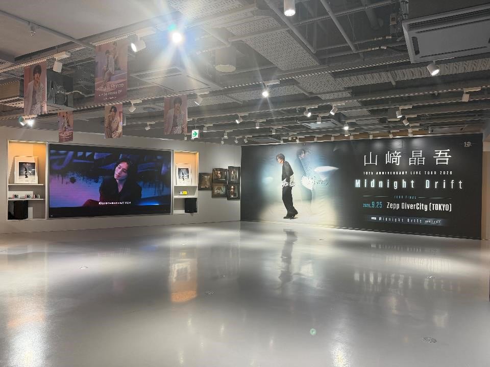 midnightdrift95's tweet photo. 【お知らせ】
SHIBUYA TSUTAYAにて開催していました『Midnight Drift 特別展示』で展示していた額装写真を只今TSUTAYA EBISUBSHI店へ輸送中です。

準備出来次第展示されますので、
関西エリアのお客様は
いましばらくお待ちください。

※スペースの都合上、展示点数が東京から変更になる可能性がございますのでご了承下さい。