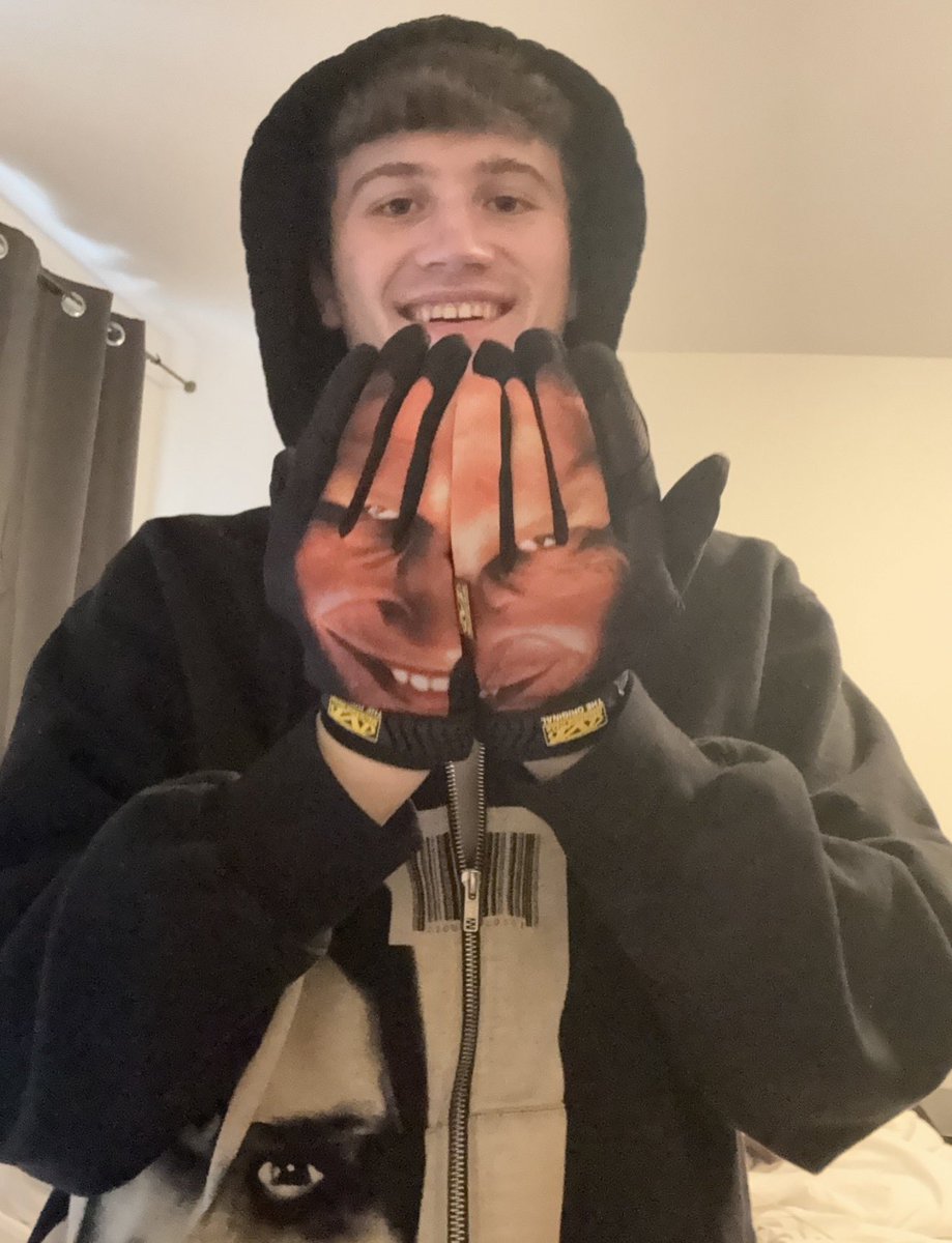 holdmedown's tweet photo. The last time I looked normal was when I got the Aphex twin supreme collab but then my endocrine and metabolic system broke so now I look 40 years old https://t.co/5fCbtogy2y
