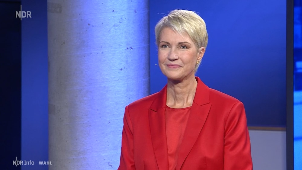 focusonline's tweet photo. Hut ab! Schwesig entzaubert AfD-Gegenkandidat Holm https://t.co/uFLGi6G8ap https://t.co/zfrr0AdJmO