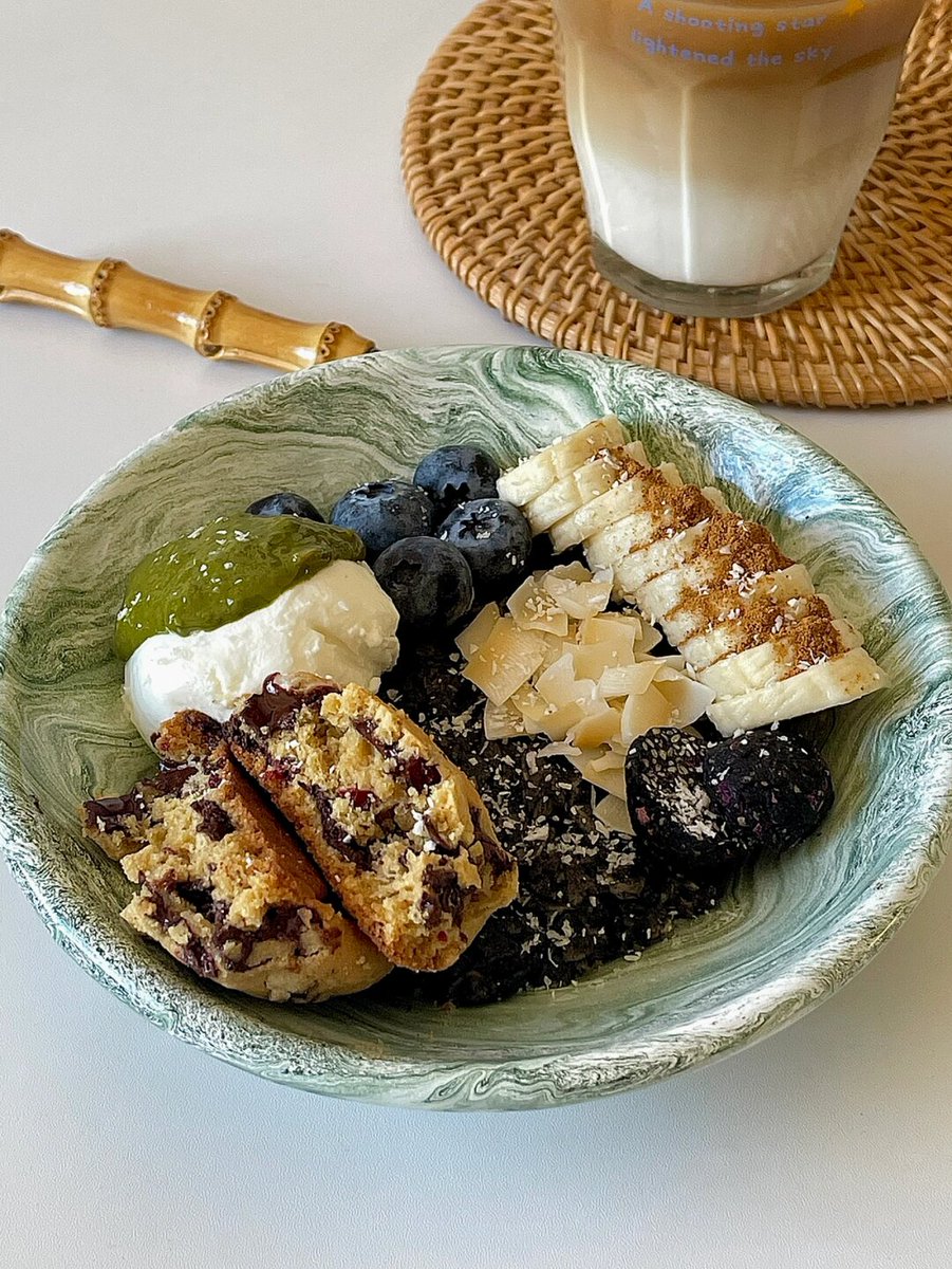 begor718118's tweet photo. [Morning fuel upgrade: Oatmeal + fresh berries + a dash of honey = 10 mins of cozy, balanced energy to start the day ]， https://t.co/aYE1vsWuwk