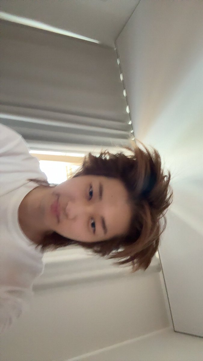 seperamore's tweet photo. 일어나자마자 셀카보내주는 남자아이 엄청 호감됨... https://t.co/IOc72Omh9o