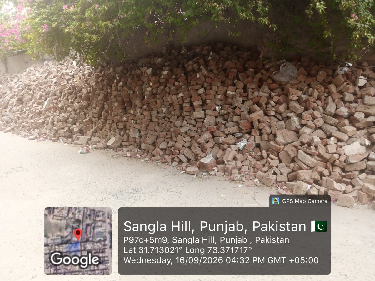 idrespawar122's tweet photo. @CMComplaintCell @maryam @saima @govt سانگلہ ہل محلہ اقبالپورہ نمبر نمبر1میں مکان گرا کر اینٹیں وغیرہ گورنمنٹ ہائی سکول نمبر1کی دیوار کے ساتھ جوڑ دی گئیں راستہ بلاک رہنا معمول جبکہ سکول کی دیوار کونقصان پہنچنے کا خدشہ،گلی میں گزرنے والوں کو آئے روز اینٹیں روڑے وغیرہ گر کر لگتے ہیں اور زخمی ہوتے ہیں انہیں اٹھا جائے https://t.co/FX0UWMTOOi