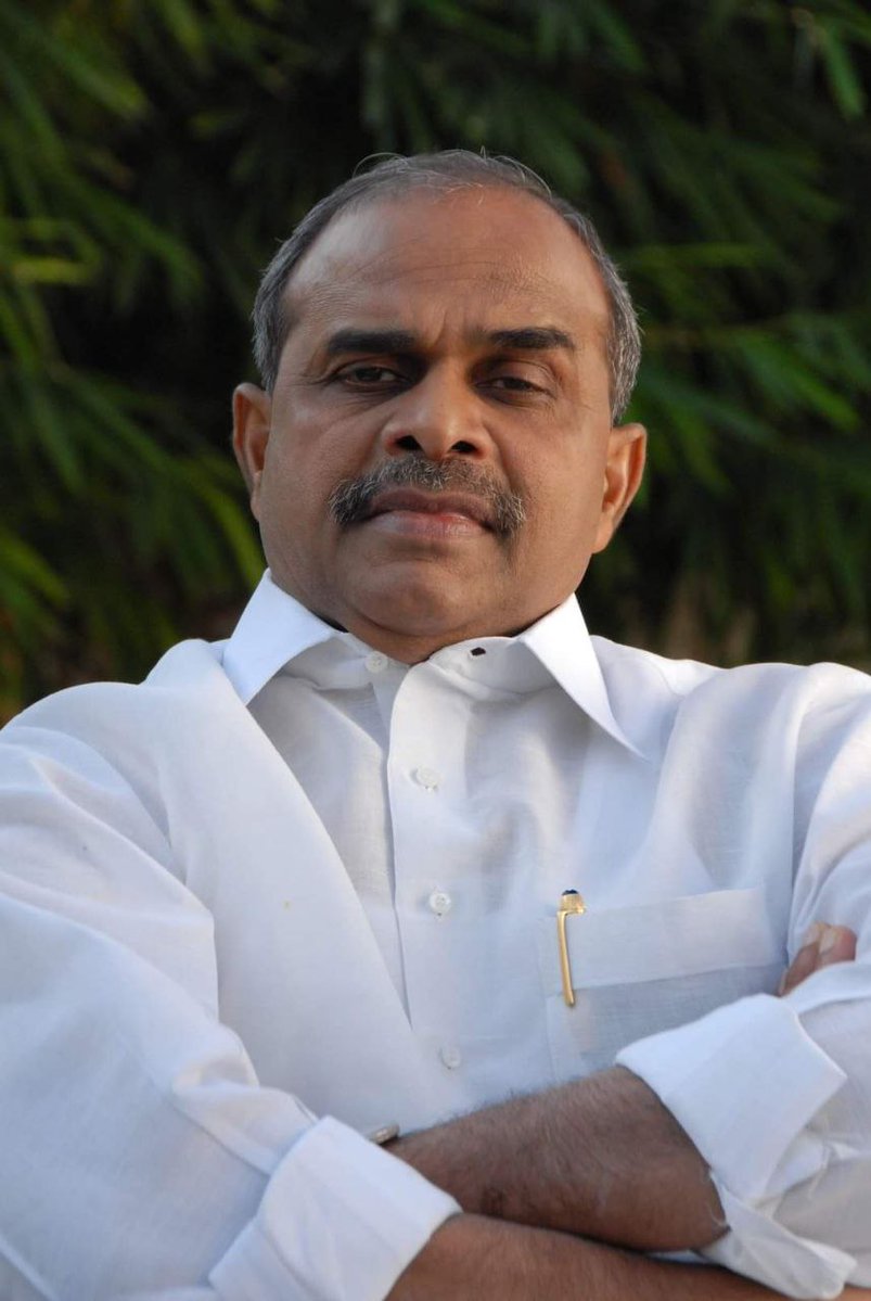 YSRCParty's tweet photo. ఎస్సీ, ఎస్టీ, బీసీ విద్యార్థులతో పాటు ఆర్థికంగా వెనుకబడిన ఇతర వర్గాల విద్యార్థులకు కూడా ఉన్నత విద్యకు అవకాశం కల్పించి, డబ్బు లేక చదువు ఆగిపోకుండా అండగా నిలిచారు దివంగ‌త మ‌హానేత డాక్ట‌ర్ వైయ‌స్ రాజ‌శేఖ‌ర‌రెడ్డి గారు. పేద కుటుంబాల్లో పుట్టిన ప్రతిభావంతులైన విద్యార్థులు తమ కలలను సాకారం చేసుకునేలా విద్యకు భరోసా కల్పించారు మహానేత రాజన్న.

#YSRForever
