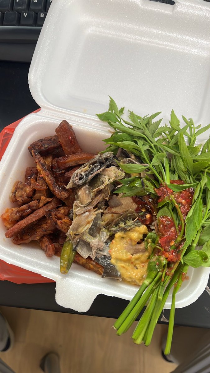 guttapercha88's tweet photo. Makanan melayu is only unhealthy if you perceive ayam geprek/gepuk as makanan melayu. Kampung Melayu food is actually very healthy, rich in raw greens and their dishes uses little to none oil. 

Harini kita makan sambal tempeh, jantung pisang masak lemak, ulam daun selom with sambal belacan and tempoyak. Yumz.