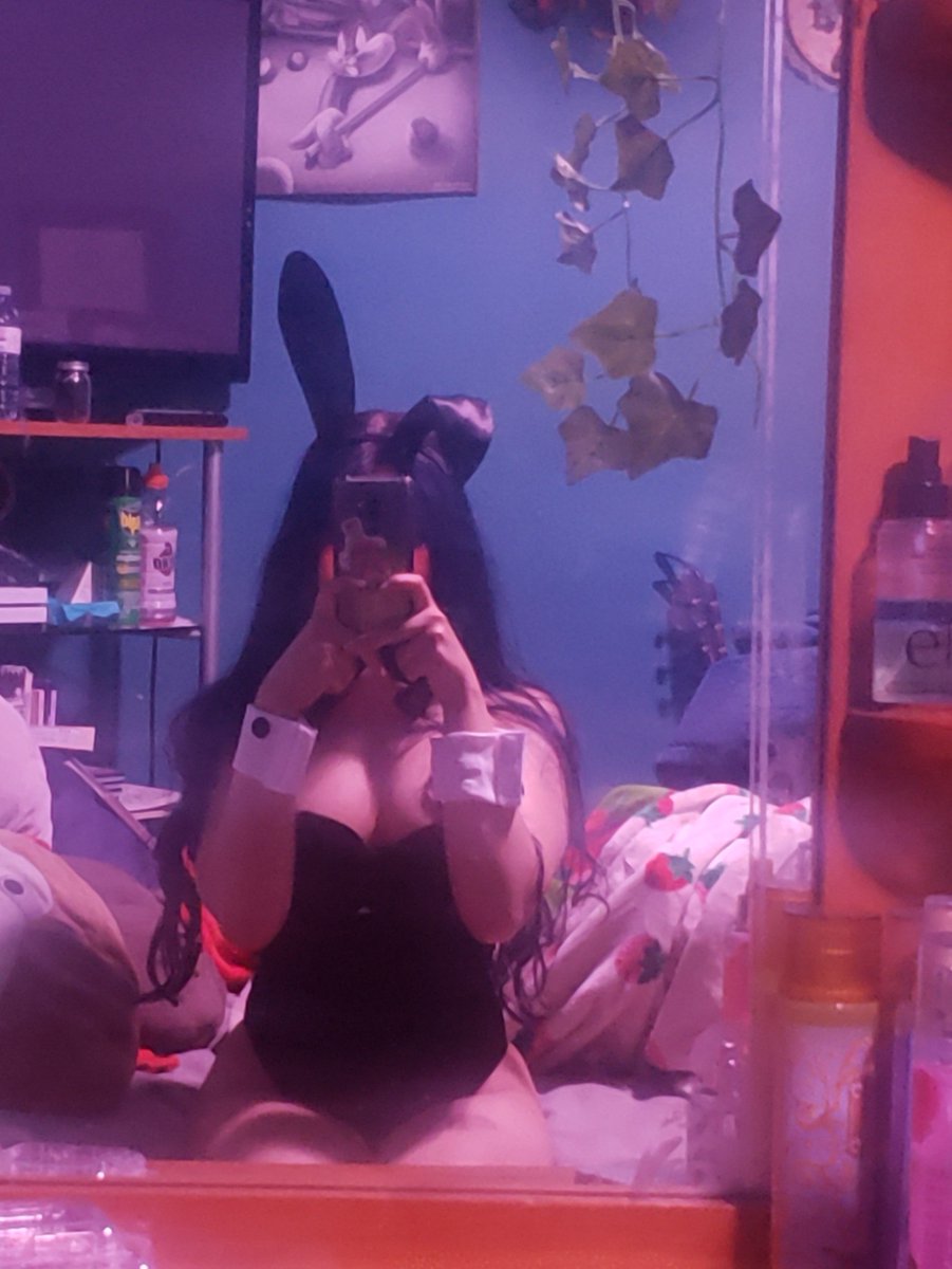 urprettygrI's tweet photo. rascal does not dream of..? #nsfwtwt https://t.co/fTlFE5ykER