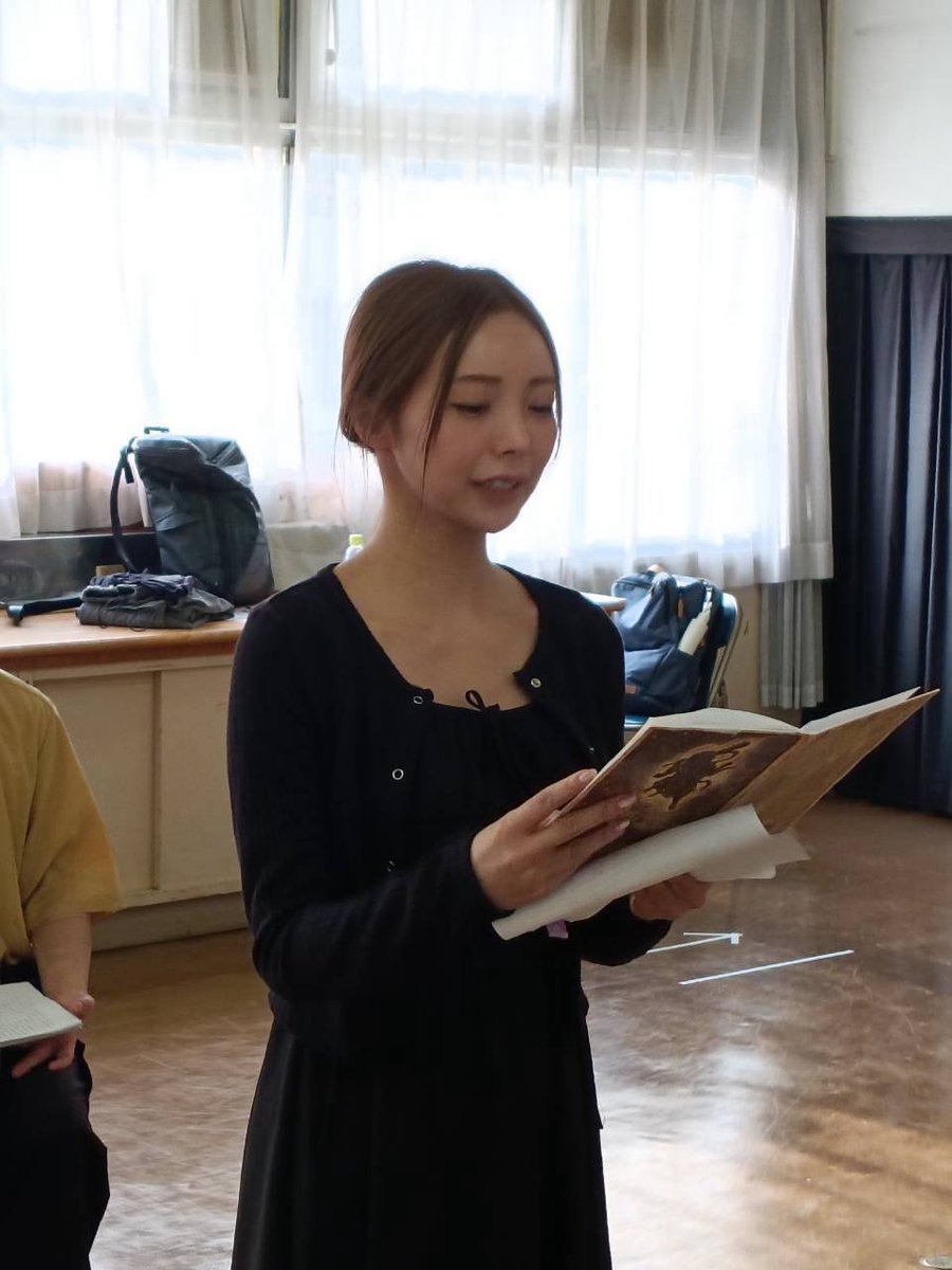 misaki_shimon66's tweet photo. #ミコりん  ちょっぴり複雑な豪神家

豪神勇役・鮏川隼人さん！
今回この作品に私を誘ってくれた、すけさん。 Cloche noteでも一度共演したことのある役者さんです。
稽古で私が綾の代役をしていた時、ふと見上げた勇の瞳が、本当に優しかったのがとても印象に残っています。
私は、役者さんの「眼差し」を見るのが好きです。 台詞や動きだけじゃなく、相手をどう見ているのかに、その人が演じている役の心が一番現れる気がするから。
すけさんの勇には、綾を見る優しさがちゃんと瞳の中にある。
穏やかで優しく、それでも大切なもののためには真っ直ぐになれる勇を、ぜひ見てほしいです。

豪神綾役・山口千晶さん！
どこか影があって、儚げ。
なのに、その瞳の奥を覗こうとすると、どこか掴みきれない。
千晶さんの綾には、そんな不思議な魅力があります。
守ってあげたくなるような繊細さの中に、時折ふっと感じる芯の強さ。 その絶妙なバランスが、私はとても好きです。
物語が進むにつれて、綾という女の子が皆さんの目にどう映っていくのか。 ぜひ最後まで見届けてほしいです

豪神恒夫役・ムサシさん！
迫力満点！！
ワイルドなムサシさんが演じる豪神恒夫は、とにかく強い😂
恒夫はなかなか近寄り難い人物ですが、演じるムサシさん本人はとっても気さくで面白くて、そして周りのことをよく見ている方です。
お芝居に入ると、その雰囲気が一変。 立ち方や歩き方、一つひとつの動作に男らしさがあって、そこにいるだけで豪神家の「父」としての圧を感じます。
豪快で、勇ましく、迫���満点。 ムサシさんだからこその豪神恒夫、ぜひ劇場で体感してください🔥

豪神望役・���子さん！
とにかく表情が豊かで、舞台上で活き活きとしている紘子さんの望！
望はなかなかに癖の強い女性で、言動も強烈。
「うわぁ、……」と思ってしまうようなところもあるのですが、紘子さんが演じる望には、どこか憎みきれないチャーミングさがあります。
もちろん望本人はいたって本気。
ふざけているわけでも、笑わせようとしているわけでもないのに、その表情やリアクションにふっと客席が和んでしまう。
憎たらしいのに妙に愛嬌がある、なんだか目が離せない。
そんな紘子さんならではの豪神望を、ぜひ劇場でお楽しみください✨

@ptolemy_s
@chiaki1129yama
@waluther_gf 
@75yFPBUONZ0XjwO