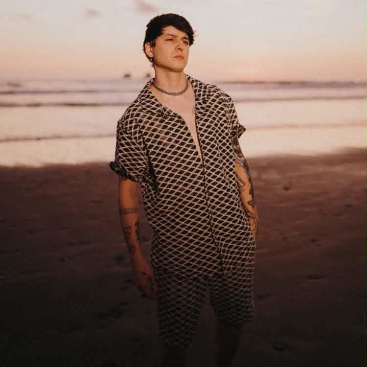 chrisveleznews's tweet photo. 📲|| Christopher ha actualizado su foto de perfil en todas sus redes sociales 

#ChristopherVelez #Aircha 🪽 https://t.co/9DYRhLQhPB