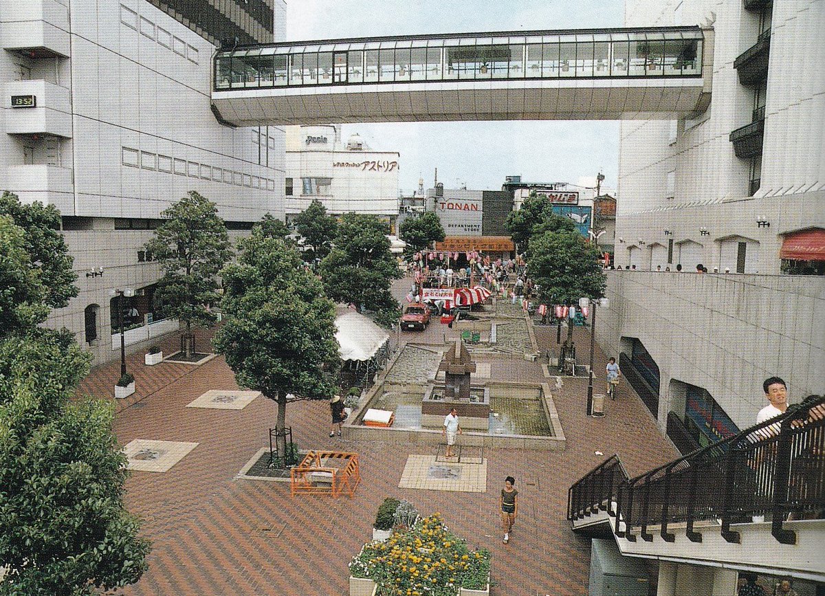 TIMEkxgms's tweet photo. 1987年　町田
当時は噴水がありましたが、2002年に原町田通りが開通 https://t.co/BnEZ3BWOsO