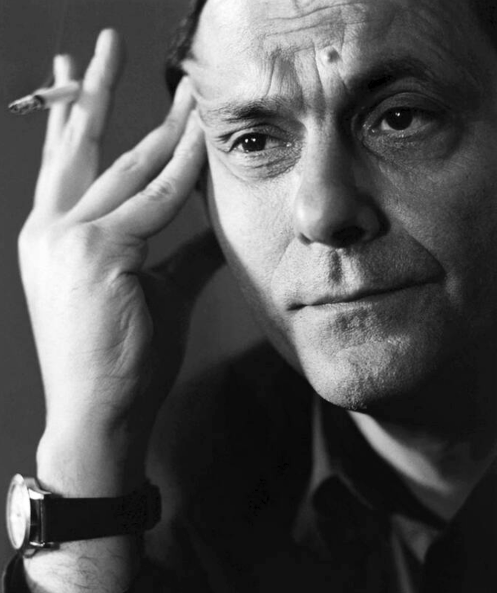 AlainHanel's tweet photo. C'EST UNE FEMME, UN HOMME, UN GÉNIE, UN HÉROS, UN ÉCRIVAIN, UN(E) ARTISTE, UN SPORTIF, UNE STAR FRANÇAISE OU ENCORE UNE FEMME OU UN HOMME DE TÉLÉVISION…                  
Toutes les personnalités que je présente depuis quelques temps ont un point commun, elles sont toutes Françaises nées soit en Algérie, soit au Maroc, soit en Tunisie...                  
Presque tous ces artiste font parties des familles rapatriées dans les années 1960...                   
Voici : JEAN-PIERRE BACRI...
Jean-Pierre Bacri est né le 24 mai 1951 à Castiglione en Algérie. 
En 1962, la famille quitte l’Algérie pour s’installer en France, à Cannes. 
Issu d’un milieu modeste, son père est facteur et sa mère est au foyer. 
Grâce à son père, ouvreur le week-end dans un cinéma de la ville, il va découvrir le septième art. 
Son bac en poche, il s’inscrit en fac de lettres et se destine à l’enseignement. 
Pour gagner son indépendance, il fait des petits boulots, et travaille notamment dans une banque. 
Un jour, il décide de tout quitter et part s’installer à Paris.
Entraîné par une amie dans un cours de théâtre, et rattrapé par sa fibre artistique, il s’inscrit au Cours Simon. 
Il débute au théâtre dans des pièces mises en scène par Jean-Pierre Bouvier (Lorenzaccio, Don Juan, Ruy Blas). Parallèlement, il se lance dans l’écriture de pièces et commence à se faire connaître (Tout simplement, Le timbre…). 
En 1979, il reçoit le Prix de la Fondation de la vocation pour sa pièce "Le doux visage de l’amour" . 
Après quelques apparitions au cinéma, il décroche, en 1982, un rôle de proxénète dans le film policier d’Alexandre Arcady, "Le Grand Pardon" . 
Ce rôle le révèle au grand public, et dès lors il va enchaîner les seconds rôles : "La septième cible", "Subway", "L’été en pente douce", "Mes meilleurs copains", "La Baule-les-Pins"…
Parallèlement, il poursuit sa carrière sur les planches et lors des répétitions de la pièce L’Anniversaire d’Harold Pinter, en 1986, fait la rencontre de la jeune comédienne Agnès Jaoui. 
Cette rencontre amorce un tournant dans sa vie et sa carrière. 
Très complices, les deux comédiens vont rapidement travailler ensemble. 
En 1991, ils écrivent à quatre mains leur première pièce : "Cuisine et dépendances", adaptée au cinéma dès l’année suivante devant le vif succès remporté sur les planches (Molière de l’auteur en 1992). 
Le duo poursuit son ascension avec l’écriture de scénarios "Smoking/No Smoking" (1993), "Un air de famille" (1996), "On connaît la chanson" (1997), et remportent deux Césars du meilleur scénario (Smoking/No Smoking et Un air de famille)...
La consécration arrive en 2000, le duo remporte le César du meilleur film et celui du meilleur scénario avec Le goût des autres . 
En 2004, le couple réalise son deuxième film, "Comme une image", qui obtient le prix du scénario au Festival de Cannes. Ils réalisent par la suite deux autres films; "Parlez-moi de la pluie" (2008), et "Au bout du conte" (2013).
En dehors de son duo avec Agnès Jaoui, l’acteur ne cesse d’allonger sa filmographie; Didier, Place Vendôme, Une femme de ménage, Les sentiments, Selon Charlie… En 2012, à l'affiche du film "Cherchez Hortense" de Pascal Bonitzer, qui lui vaut une nomination aux César 2013 dans la catégorie meilleur acteur. 
Il est à nouveau nommé au César du meilleur acteur pour son rôle dans La vie très privée de "Monsieur Sim" en 2015. 
En 2017, Jean-Pierre Bacri est à l’affiche de "Grand Froid" et "Le sens de la fête". 
En 2018, il scelle ses retrouvailles professionnelles avec Agnès Jaoui pour le film "Place Publique".
Il meurt le 18 janvier 2021.