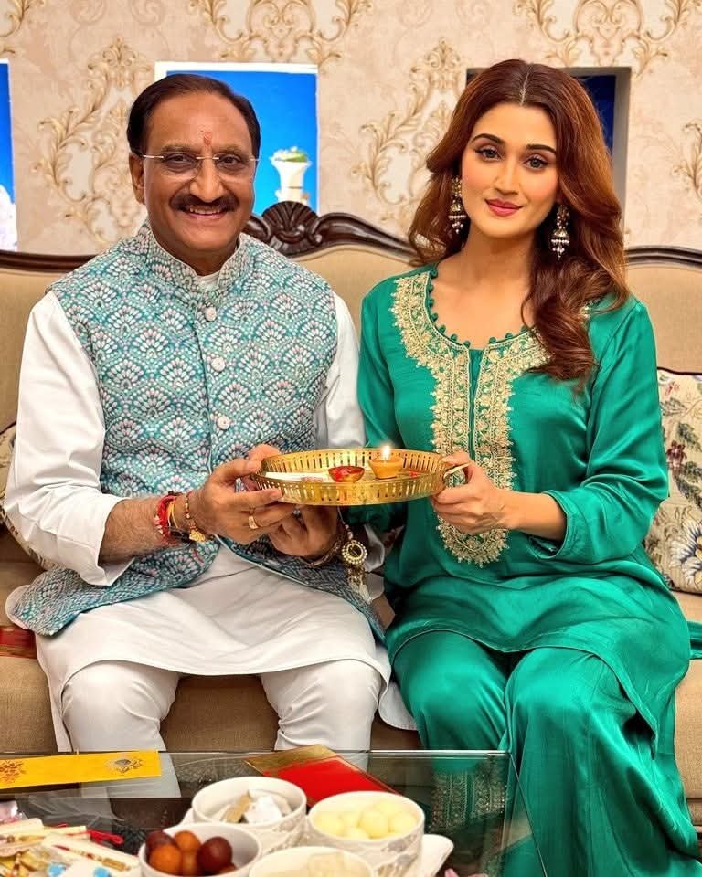 DrRPNishank's tweet photo. बेटियाँ पिता के जीवन में केवल एक रिश्ता नहीं होतीं, वे हृदय में बसी वह कोमल अनुभूति होती हैं, जिसकी मुस्कान में संसार की सारी खुशियाँ समा जाती हैं। आज का दिन मेरे लिए विशेष इसलिए है कि आज मेरी लाडली बेटी आरुषि निशंक का जन्मदिन है। तुम्हारे जीवन में आने का वह दिन आज भी मेरी स्मृतियों में उतना ही उजला है।

प्रिय बेटी, तुम्हारी मुस्कान मेरी खुशी है, तुम्हारी प्रगति मेरा गर्व और तुम्हारे सपने मेरी प्रार्थना। तुम्हें अपने सपनों की ओर निरंतर बढ़ते देखकर मन अपार संतोष से भर जाता है। ईश्वर करे तुम्हारे जीवन की हर राह सफलता, सुख और प्रेम से आलोकित रहे तथा तुम्हारे संस्कार और संवेदनशीलता सदैव तुम्हारी सबसे बड़ी पहचान बने।

भगवान बद्री-केदार से प्रार्थना है कि तुम्हें दीर्घायु, उत्तम स्वास्थ्य और जीवन की हर ऊँचाई प्राप्त करने का सामर्थ्य दें। बेटी, पिता का आशीर्वाद शब्दों में नहीं, हर उस प्रार्थना में होता है जो तुम्हारे लिए हृदय से निकलती है। सदा प्रसन्न रहो, स्वस्थ रहो और अपने प्रकाश से जीवन की राह रोशन करती रहो।

जन्मदिन की हार्दिक शुभकामनाएँ एवं ढेर सारा आशीर्वाद, मेरी प्यारी बेटी आरुषि। 

@ArushiNishank