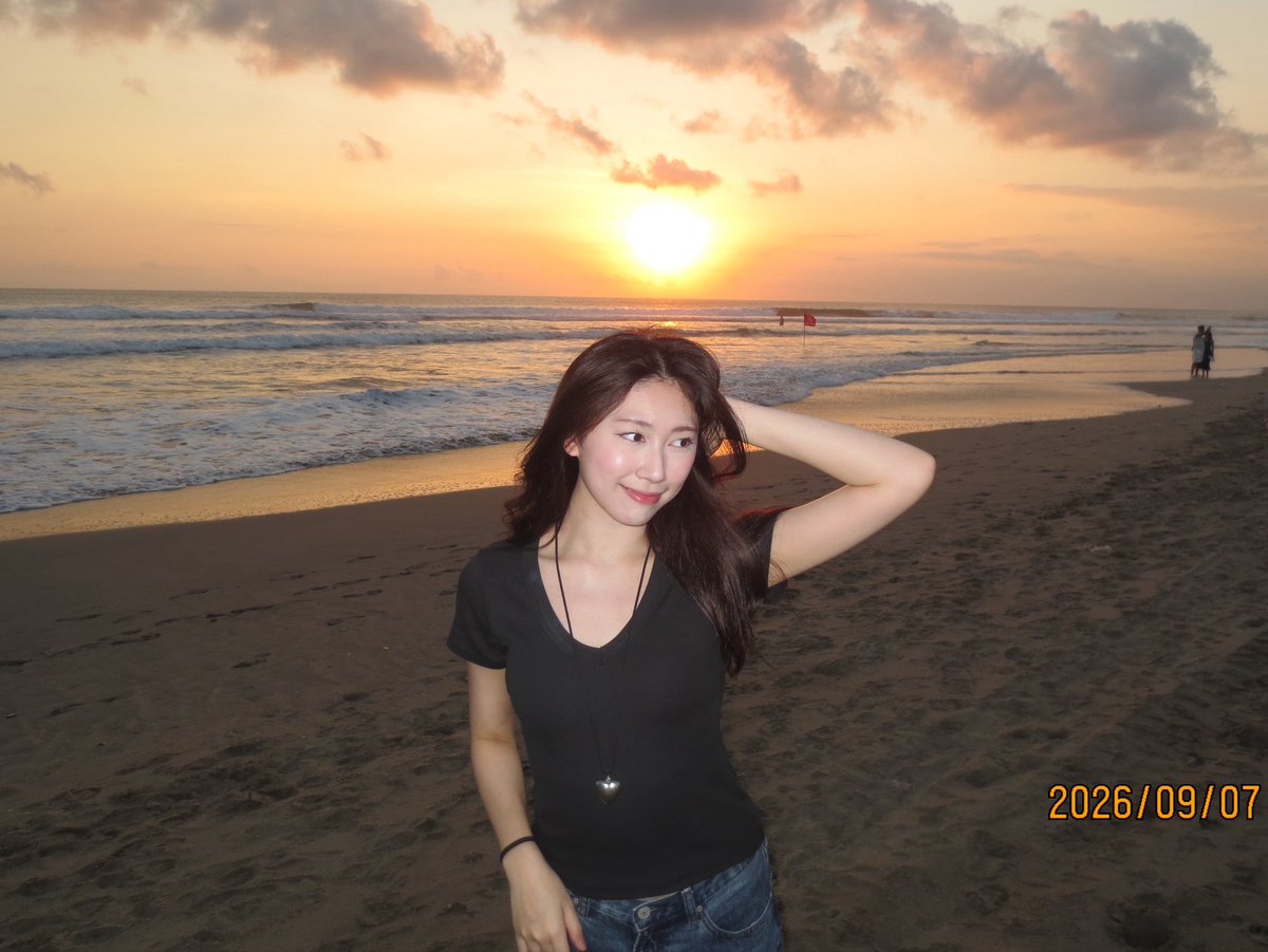 C_JessiJKT48's tweet photo. ke pantai pake jeans https://t.co/xuBiZsR4mr