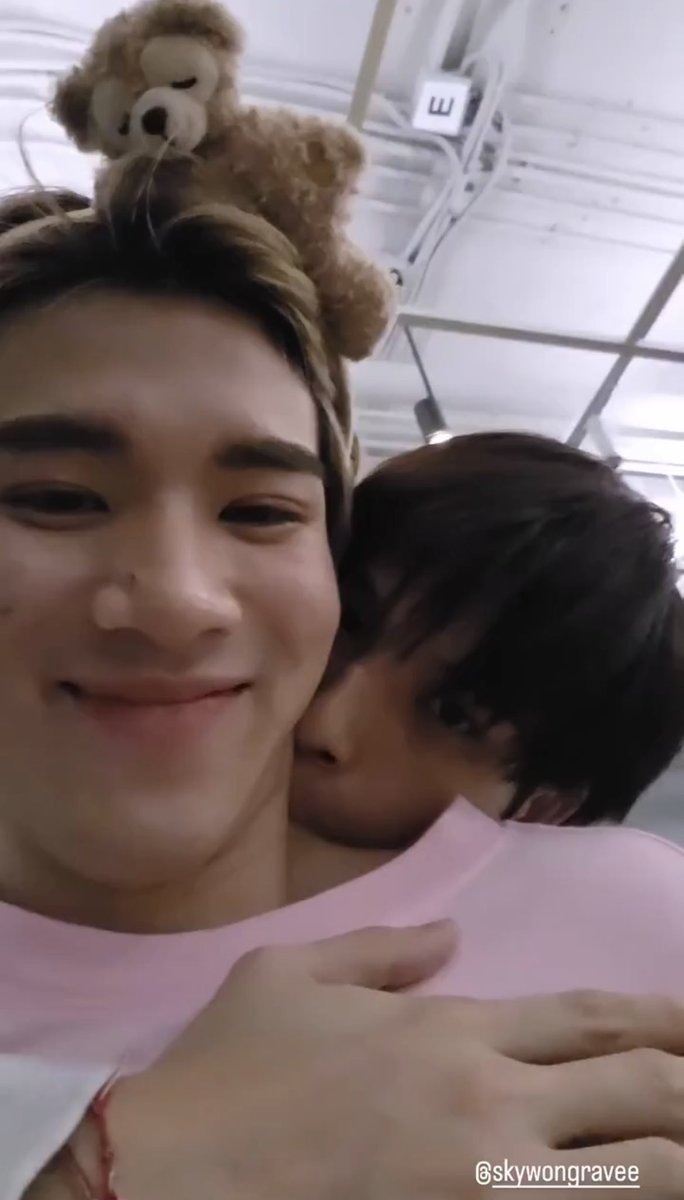 bnbnbjm's tweet photo. อ่ยยยยน้องโฟ้ดเปนน้องเร้กของตึกตลอดไปเรยม้ายยยย พี่สกายเอ็นดูน้องแทนฟคไปแล้วง่ะ น่ารักกันมากๆๆเรย 🥺🫳🏻 https://t.co/P3EmNFm5XH