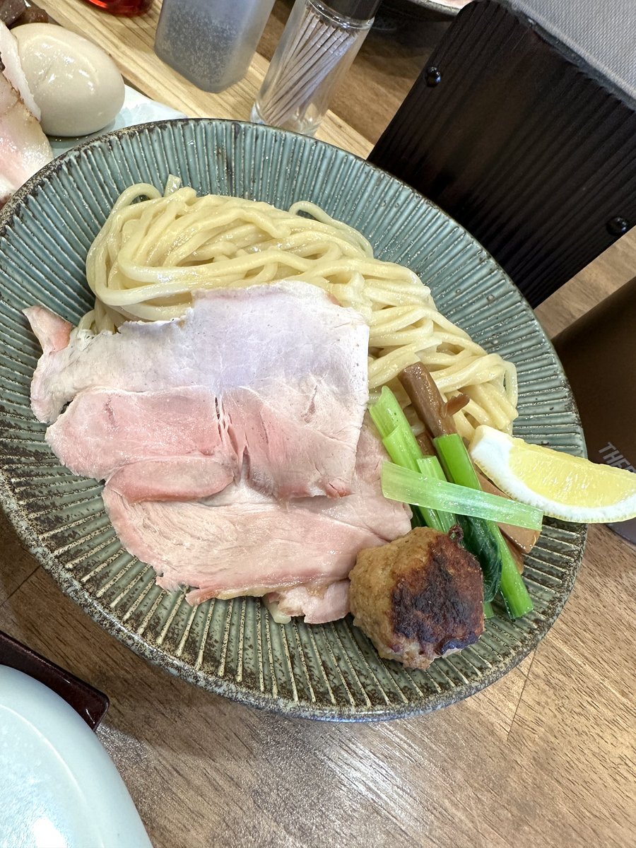 _tamukei's tweet photo. 麺響庭 必道
　@ 水戸市酒門町

※限定
　特上爽涼つけめん
※茨城のお肉ごはん

もち姫小麦粉を使った特注麺🍜見た目ツルピカな！
弾力あるモッチリ麺が歯応え良く美味い😋胡麻の風味ある豆乳スープ？トロッと麺との絡み良く美味いねぇ🍜お決まりのお肉ごはん
チャーシュー多くてイイネ👍腹パン🍞ゴチ https://t.co/VsB8LTVqAm