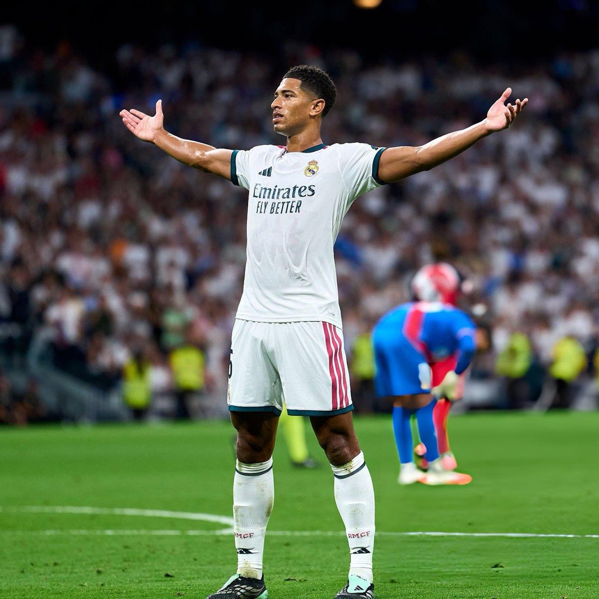 MadridXtra's tweet photo. 🚨 REVEALED: Jude Bellingham remains one of the MOST INFLUENTIAL voices in Real Madrid’s dressing room.

His voice is felt in training and on the pitch. @MarioCortegana https://t.co/3uHvKPv7TR