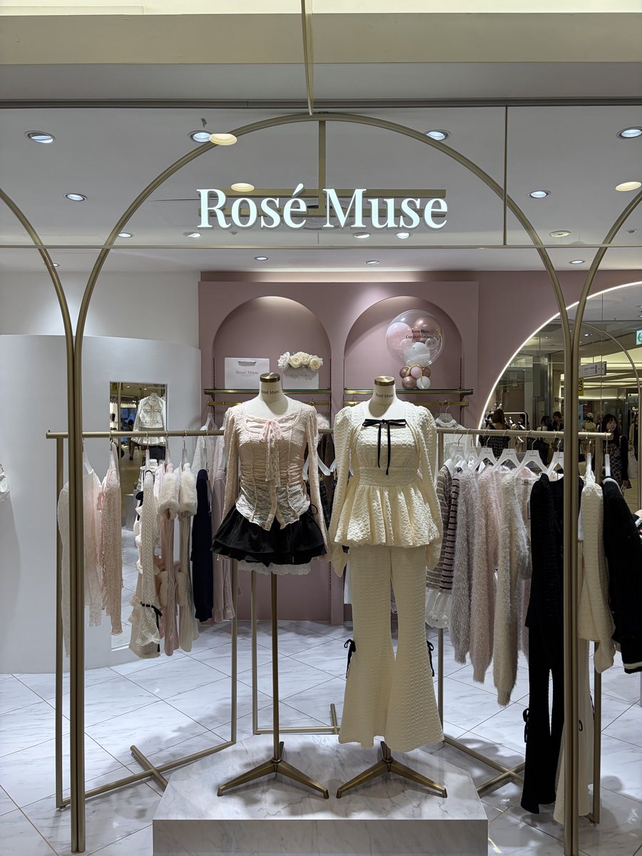r_k_6818's tweet photo. やっとこさ行けたよ〜😖💖
#RoseMuse https://t.co/66iQFQ0w9T