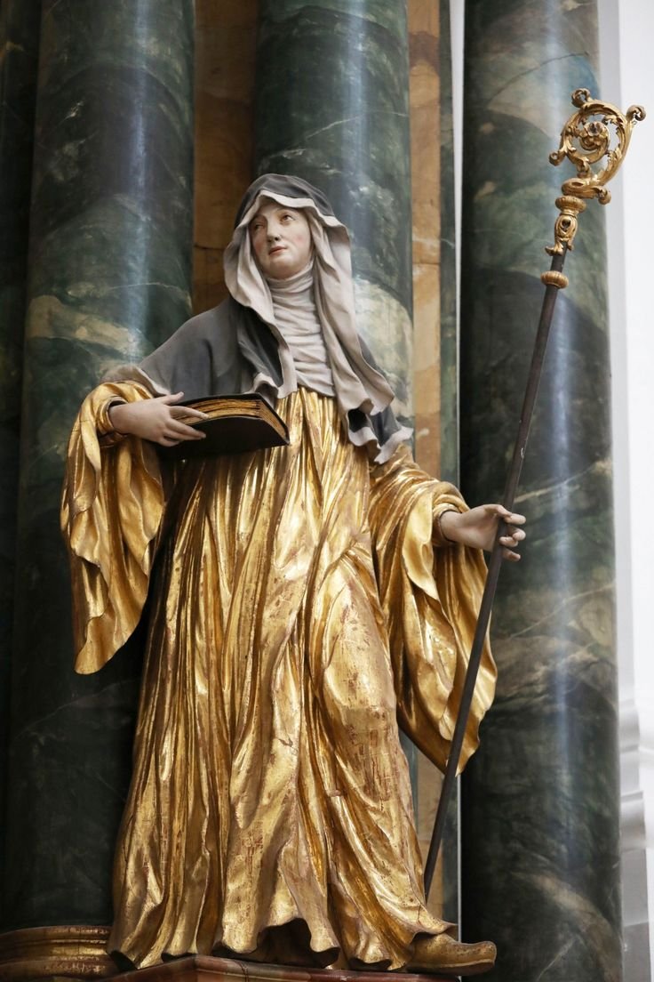 SacerdosMariae's tweet photo. Hoy celebramos a Santa Hildegarda de Bingen, monja benedictina, abadesa, mística y Doctora de la Iglesia.

Una de las mujeres más extraordinarias de la Edad Media: escribió sobre teología, música, naturaleza y medicina.

Pero todo en ella partía de una única fuente: Dios. 👇

1️⃣ Hildegarda nació en Alemania en 1098.

Desde muy joven fue entregada a la vida religiosa y terminó abrazando la Regla de San Benito.

Su existencia estuvo marcada por la oración, la liturgia, el silencio y la escucha de la Palabra de Dios.

Ahí comenzó todo.

2️⃣ Desde niña tuvo experiencias místicas que durante muchos años guardó con gran discreción.

No las buscaba ni presumía de ellas.

Incluso sentía temor ante la misión de poner por escrito lo que contemplaba.

La verdadera mística suele ir acompañada de humildad, no de exhibicionismo.

3️⃣ Ya adulta comenzó a escribir sus visiones.

Su obra más conocida es el Scivias, «Conoce los caminos», una gran exposición de la historia de la salvación, la Iglesia, los sacramentos y la vida cristiana expresada mediante un impresionante lenguaje simbólico.

4️⃣ Algo esencial: Hildegarda no se consideraba dueña de una revelación privada independiente de la Iglesia.

Buscó discernimiento.

Consultó, entre otros, a San Bernardo de Claraval.

Y su experiencia espiritual fue examinada por la autoridad eclesial.

La auténtica mística nunca teme el discernimiento de la Iglesia.

5️⃣ Sus escritos contienen imágenes extraordinarias: luz, fuego, armonía, cosmos, creación…

Pero su finalidad no era alimentar la curiosidad.

Quería conducir al hombre a reconocer a Dios como Creador y llamar al cristiano a una vida coherente con el Evangelio.

6️⃣ Hildegarda contemplaba la creación como obra de Dios.

Estudió plantas, animales y distintos remedios utilizados en su época.

Esto ha hecho que hoy algunos se fijen solamente en su interés por la naturaleza.

Pero separar esa dimensión de su fe sería no comprenderla.

Para ella, la creación remitía continuamente al Creador.

7️⃣ También fue compositora.

Nos han llegado numerosas piezas litúrgicas y espirituales de una belleza singular.

Para Hildegarda, la música no era simplemente entretenimiento.

Era una forma de elevar el alma y devolverla hacia aquella armonía para la que había sido creada.

8️⃣ Y no fue una mujer encerrada en sus propios pensamientos.

Fundó comunidades, acompañó a sus monjas, mantuvo una amplísima correspondencia y habló con claridad a personas poderosas de su tiempo.

Su vida contemplativa no la alejó de la realidad.

La hizo contemplarla desde Dios.

9️⃣ Incluso cuando tenía que corregir, lo hacía desde una profunda conciencia de misión.

La mística cristiana no consiste en refugiarse en experiencias agradables.

Los profetas contemplan a Dios precisamente para poder mirar después el mundo con los ojos de Dios.

🔟 Benedicto XVI vio en ella una figura extraordinariamente actual.

Destacó su sabiduría espiritual, su santidad y esa armonía entre doctrina y vida cotidiana que caracteriza a los verdaderos maestros cristianos.

En 2012 la proclamó Doctora de la Iglesia universal.

1️⃣1️⃣ Y quizá ahí encontramos una enseñanza especialmente necesaria hoy.

No tenemos que elegir entre fe e inteligencia.

Ni entre oración y cultura.

Ni entre contemplar a Dios y estudiar su creación.

Cuando todo ocupa su lugar, la verdad conduce hacia su fuente.

Y su fuente es Dios.

1️⃣2️⃣ Santa Hildegarda nos recuerda además algo esencial:

los grandes dones no se reciben para construir una personalidad fascinante alrededor de uno mismo.

Se reciben para servir.

Inteligencia, sensibilidad artística, conocimiento, oración, creatividad…

Todo puede convertirse en alabanza a Dios.

Una mujer del siglo XII que todavía tiene mucho que decir al siglo XXI.

Santa Hildegarda de Bingen, ruega por nosotros.

Que sepamos buscar la verdad con inteligencia, contemplar la creación con asombro y descubrir en todas las cosas la huella de Aquel de quien procede toda belleza.

#SantaHildegarda