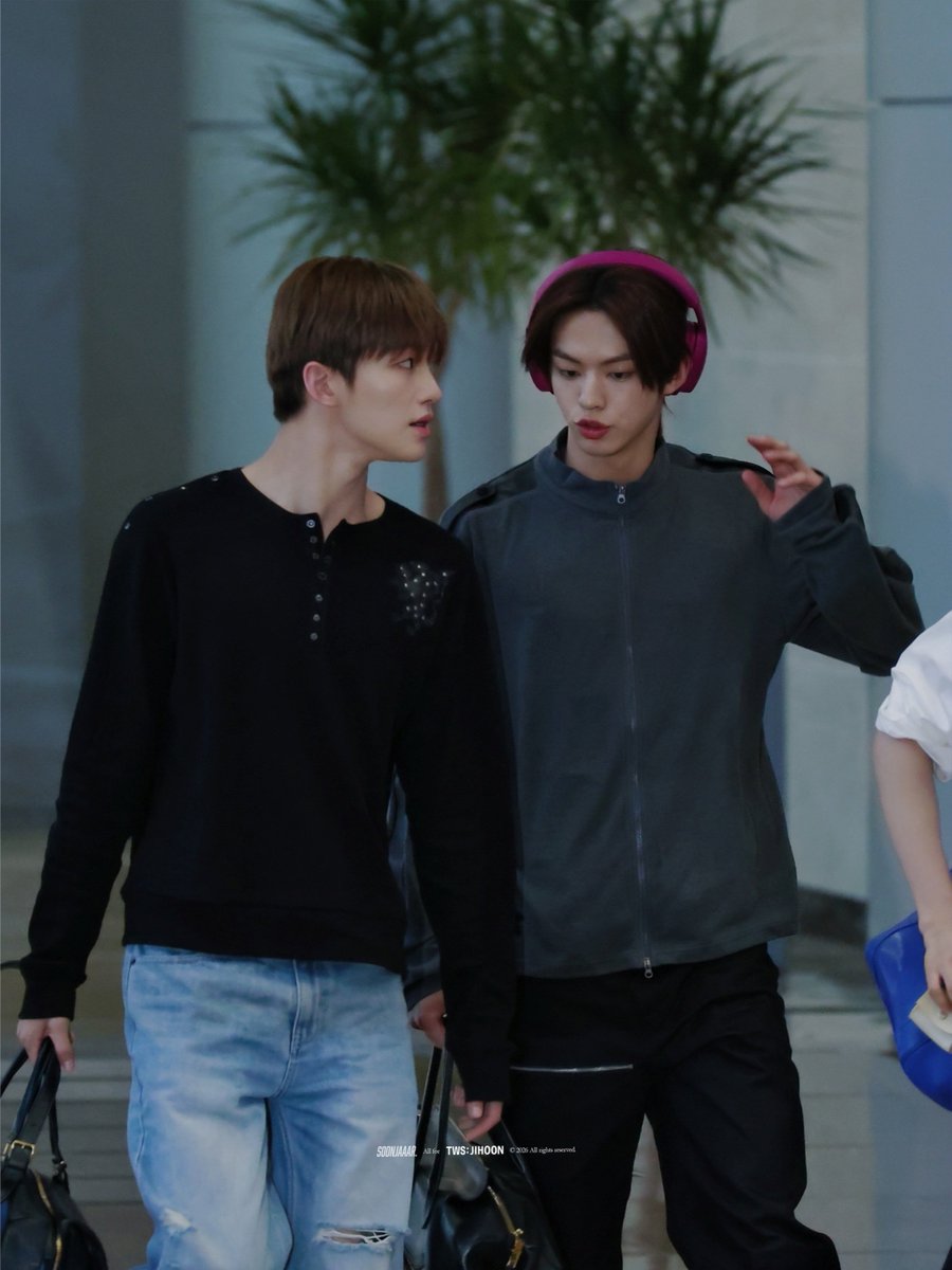 kataseoul's tweet photo. Celeb Fashion
• Who : #투어스 #지훈
• Where : 260903 공항패션
• Brand : #웰빙익스프레스 #WELLBEINGEXPRESS
• Item : Fake Pocket Denim (Light Blue)
제품링크 : https://t.co/24aPiHCran
출처 - 팬 X (soonjaaar)
#TWS #JIHOON https://t.co/bcSJbMqag9
