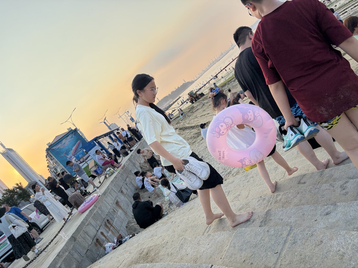 bugenjipinwan's tweet photo. #海边 #恋足 #顺袜 #扫楼 #原味 
【海边原创】大叔带着一家子来海边玩，直接脱鞋脱袜下水游泳，看到她女儿也脱掉了。没忍住趁着大铲车清理垃圾的瞬间直接拿走过肺。防止她没袜子穿，给放了个新的袜子
顺袜作��part 3 https://t.co/Jr7UIZ0eVX