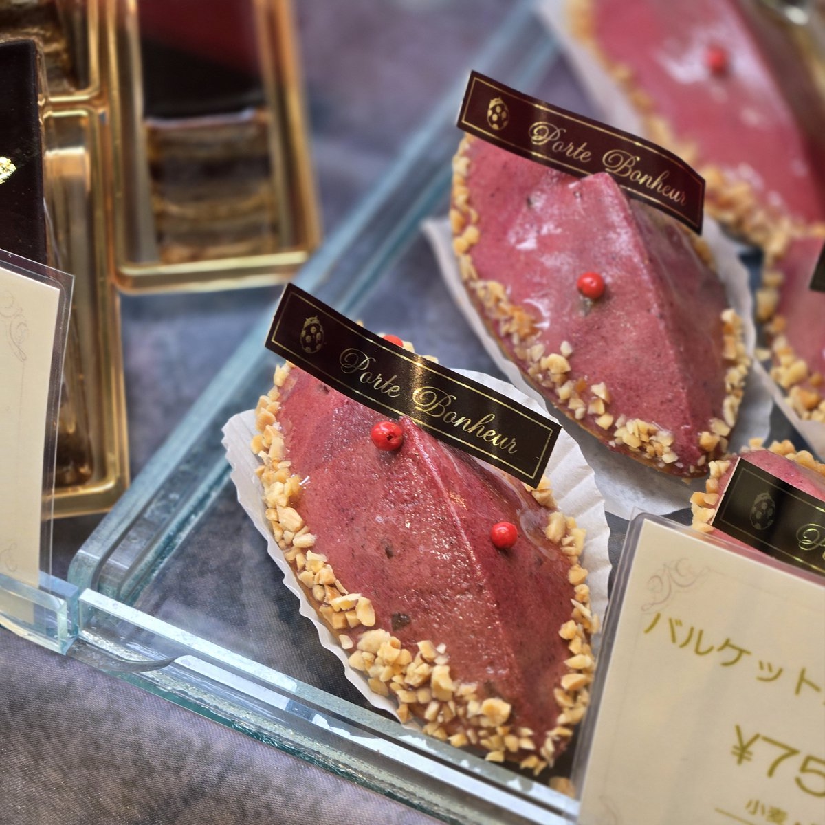 15portebonheur's tweet photo. 小舟型のタルトにカシスを入れて焼き込み、生クリームと栗の渋皮煮を重ね、カシスと栗のクリームで包みました。仕上げにピンクペッパーを添えています。

  #日本橋三越フランス展
 #フランス展2026 https://t.co/ZcCAphEg1y