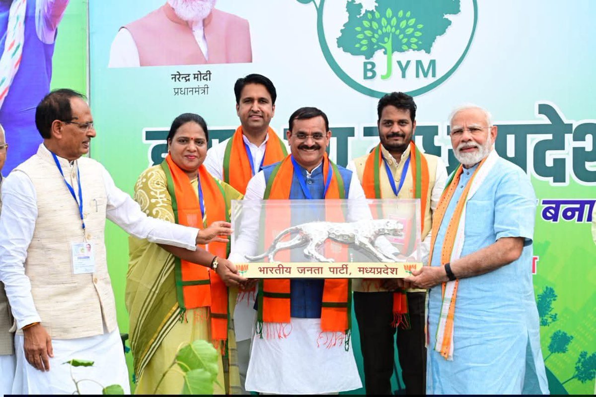 vaibhavpawarmp's tweet photo. राष्ट्र-आराधक, सुशासन एवं जनसेवा के प्रतीक, 140 करोड़ देशवासियों के मार्गदर्शक, यशस्वी प्रधानमंत्री आदरणीय श्री @narendramodi जी को जन्मदिवस की अनंत शुभकामनाएँ। 

#HappyBdayPMModi
#NarendraModi https://t.co/zf64uwXqiH