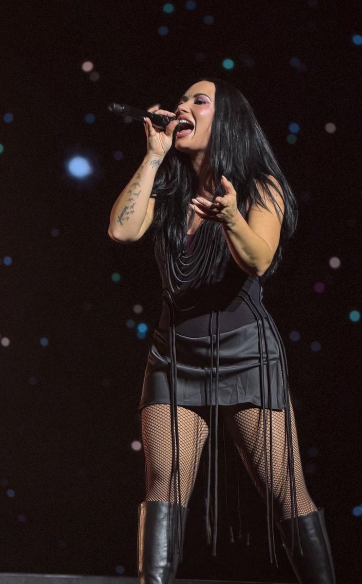 comfrtdemi's tweet photo. demi lovato. https://t.co/hCDqqKWmvw