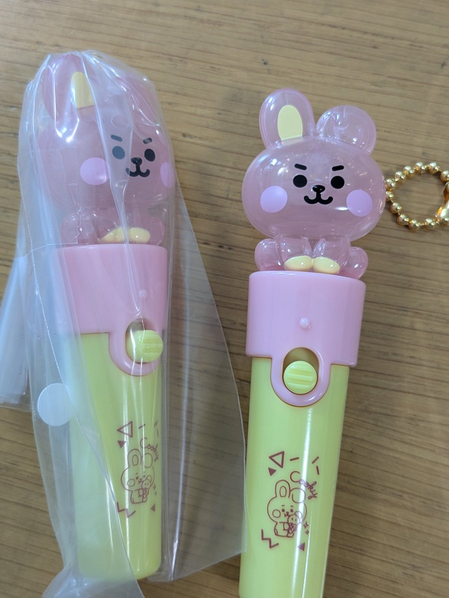 hitomiken's tweet photo. 配置情報を見て
一番後ろ右側を取り
万が一違ったら嫌なので
別箱の一番後ろ左側を取りました
無事に2つGETしました笑
#BT21
#ライトスティックチャーム
#COOKY https://t.co/pODZDRpals