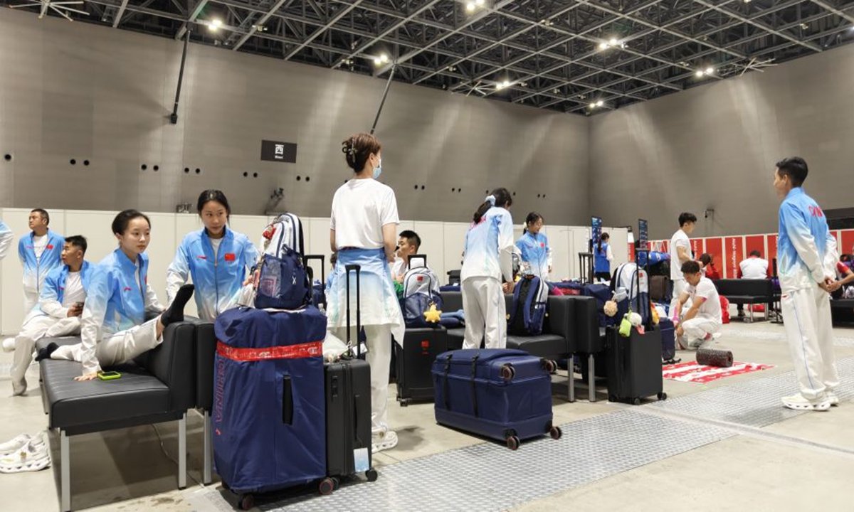 China0Market's tweet photo. Chinese athletes and teams from several countries were stranded near Nagoya Airport for hours after transport arrangements failed, with some reportedly waiting nearly six hours without food before reaching their accommodation ahead of the Asian Games.

#China #AsianGames https://t.co/ZPHyIQLhZt