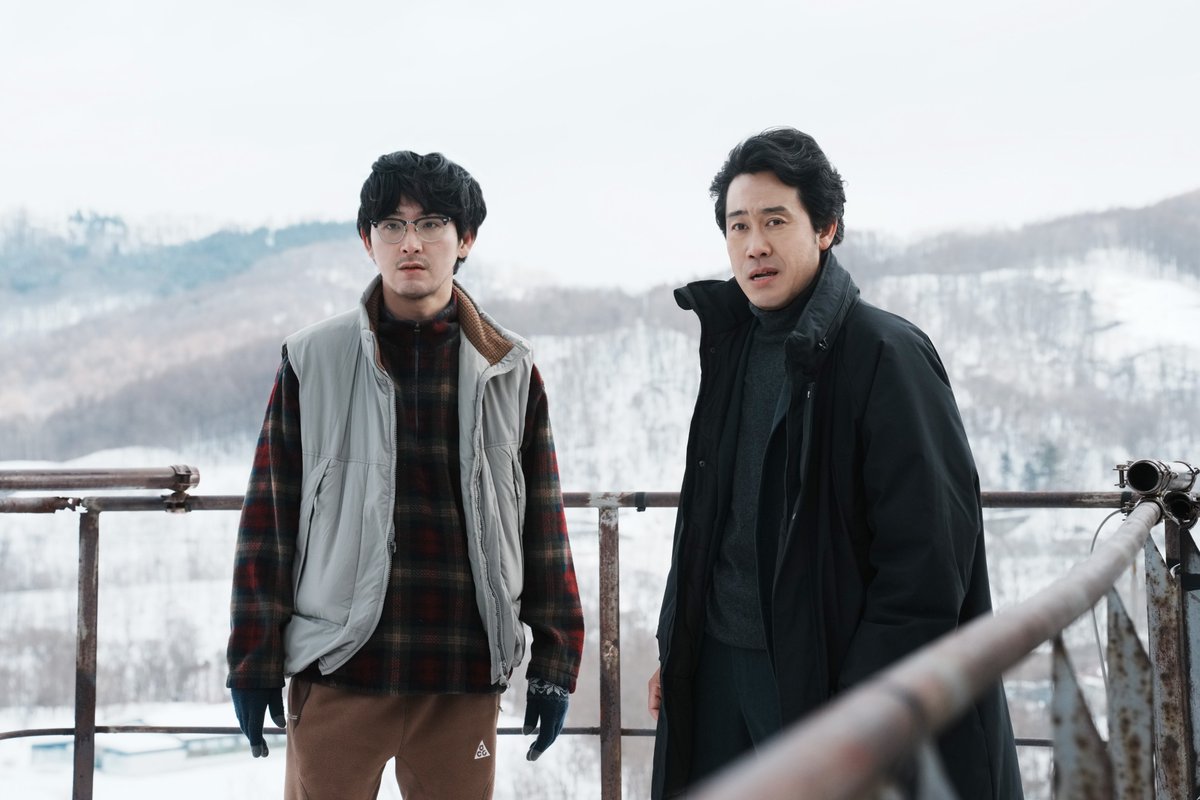 tantei_bar's tweet photo. 『#𝑩𝒀𝑬𝑩𝒀𝑬𝑳𝑶𝑽𝑬 #探偵はBARにいる』
⠀
◇ ──── 𝕊𝕋𝕆ℝ𝕐  𝟘𝟝 ──── ◇
⠀
「ふたりの復讐」
⠀
純子の言葉の真意は。
そして、探偵と高田が白い雪の果てに見る真実とは。
⠀
この冬、謎に包まれた
最も“切ないミステリー”の扉が開く——
⠀
◇ ──────────────◇
⠀
𝟏𝟐.𝟐𝟓 𝐅𝐫𝐢
