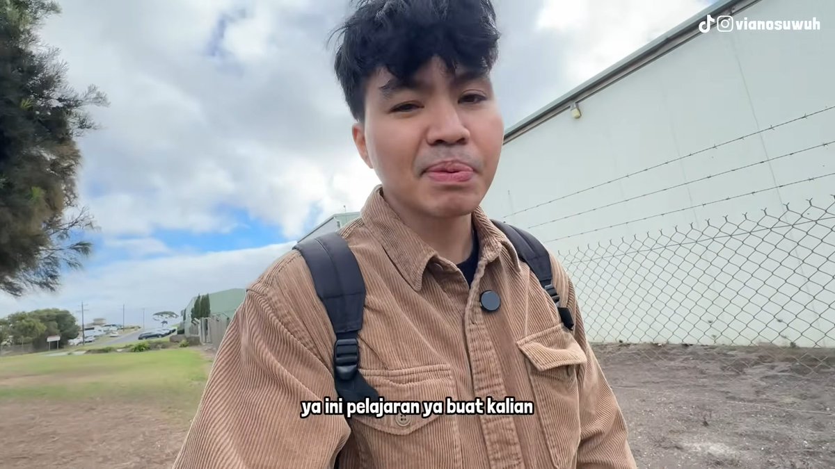 karirfess's tweet photo. Baru nonton Viano Suwuh. Dia cerita perjuangan interview nya buat dapetin kerja di Australia..

- Kereta paling pagi baru sampai 10.40. Dia berangkat sehari sebelumnya. Tidak mau telat
- Ada teman di sana. Hemat penginapan kira-kira Rp800 ribu dan transport Rp200 ribu
- Teman itu kerja di perusahaan yang dilamar. Informasi lapangan didapat sebelum wawancara
- Tiket Rp76 ribu untuk 200 km. Bus pengganti kereta sempat telat
- Dijemput Ikel, kenalan gereja. Tidur di sofa bed
- Rumah tumpangan 5–6 pekerja Indonesia WHV. Kebetulan sama-sama dari Cibubur
- Pagi ke lokasi pakai bus lokal. Myki Melbourne tidak berlaku. Bayar tunai A$3
- Belum makan sejak kemarin siang. Sarapan chicken cheese mayo gravy roll Rp85 ribu
- Wawancara sekitar 10 menit di Gate 3
- Yang ditanya: pengalaman, terutama forklift