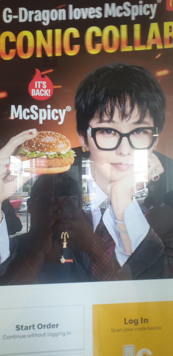 TabiEmzeeyWifeu's tweet photo. So meal lang yung collab kay GDragon, walang merch. As usual PH, wala talagang merch, paper bag with Daisy design lang 🤧 https://t.co/2Fnyqgfol6