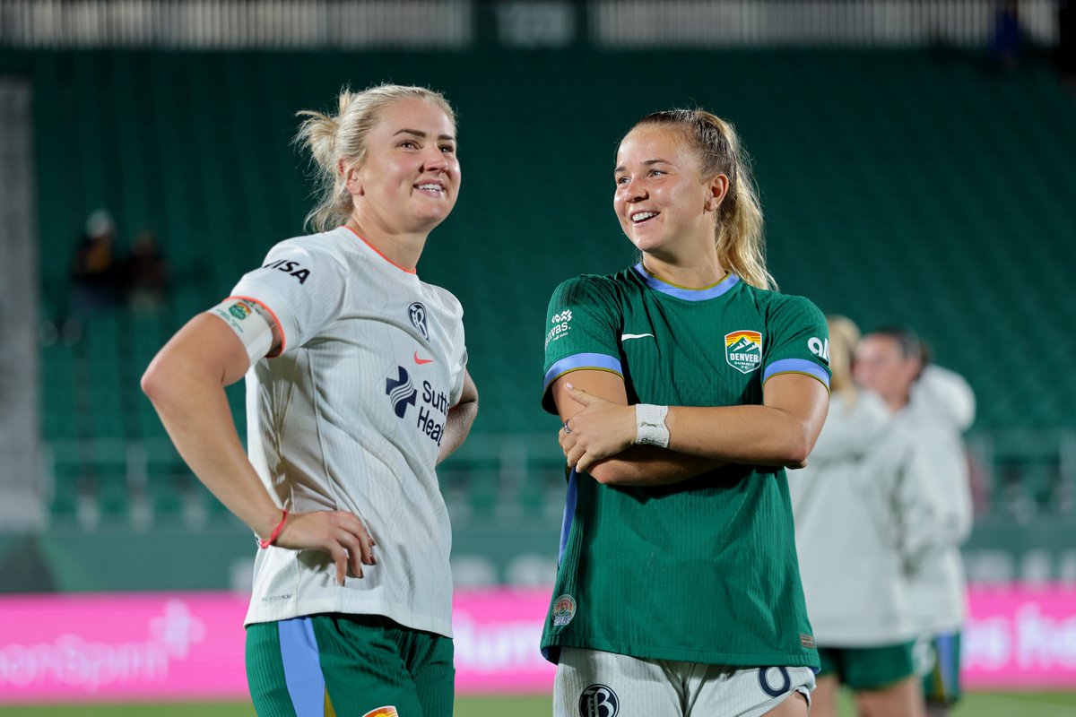 denversummitfc's tweet photo. Two generations of @USWNT captains swap jerseys 🤩 https://t.co/wrhmO9BMdB
