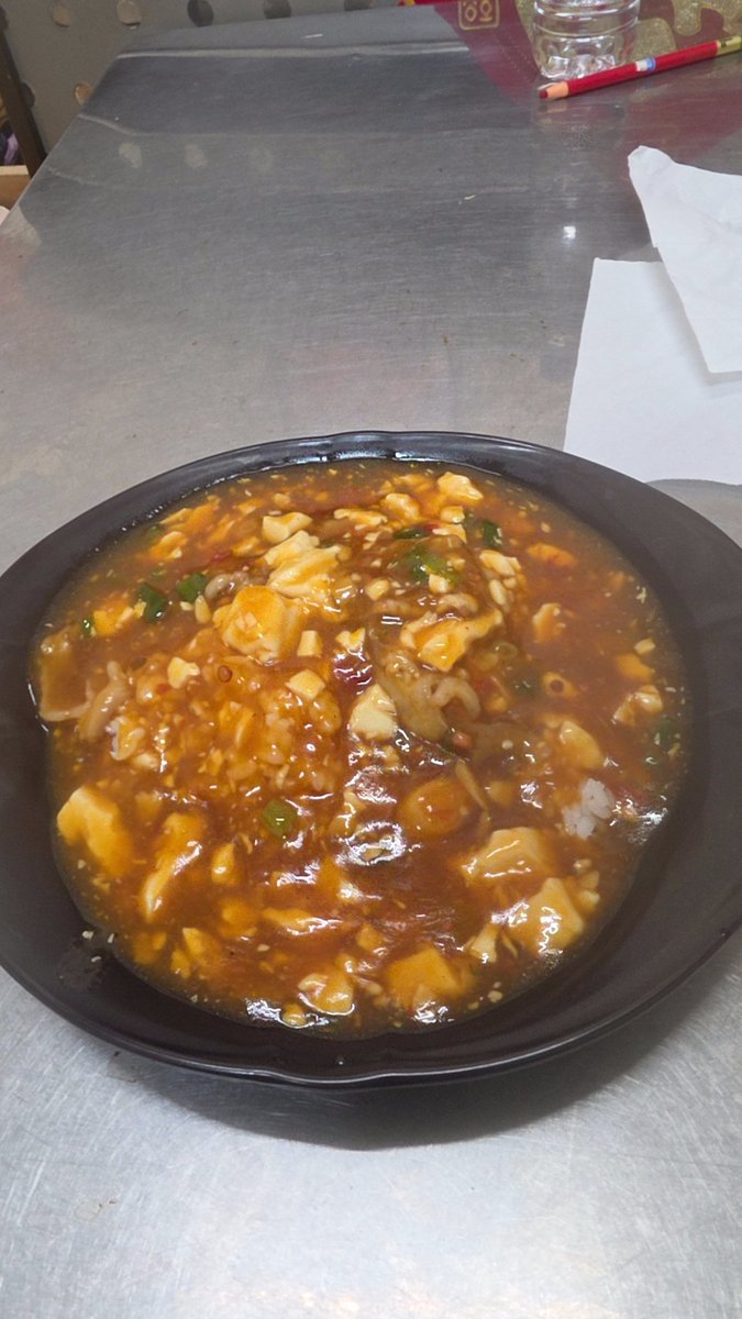 fire592079's tweet photo. 今天吃點不一樣的
麻辣羊肉蓋飯$100
還有湯？！
老闆多的湯汁還另外裝碗給我
我想說我沒叫湯
看完我沉默了 https://t.co/odEOMwVnvE