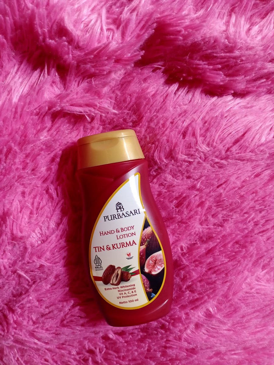 bandalan_'s tweet photo. Mau ceritaaa. Jadi aku pengen banget beli lotion ini karena warnanya lucu. Dan barusan aja sampe, nah cobain lah wanginya, awalnya ngerasa biasa aja. Pas aku apply ke kulit langsung HAAHH, WANGINYA SAMA PERSIS KAYA ALM. AYAHKU ABIS MANDI. Otakku langsung flashback ke 9th lalu 🥺 https://t.co/yUW4bKJawf