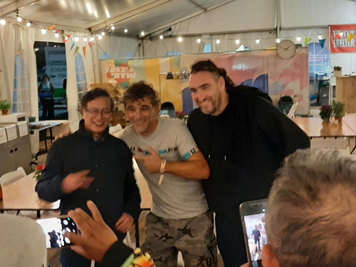 petrogustavo's tweet photo. Con los compañeros de música y rebeldías de Manu Chao. En otra ocasión les hablaré de lo que conversamos https://t.co/TDihNreLnh