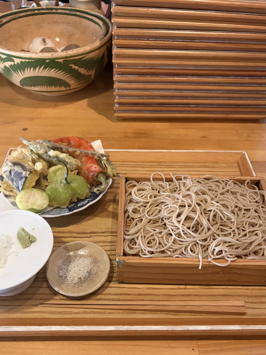 mpando_'s tweet photo. 夏野菜の天ぷらを頼んだら変わった野菜が出てきた　生のやつはグリーントマティーヨというホオズキの仲間らしい　変わった野菜を食べさせてくれてありがとう https://t.co/FFSAN0J3j7