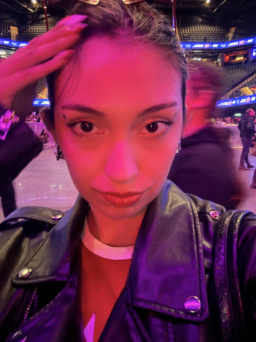 haeflover's tweet photo. today from me at the 5sos show https://t.co/rd4imHoIED
