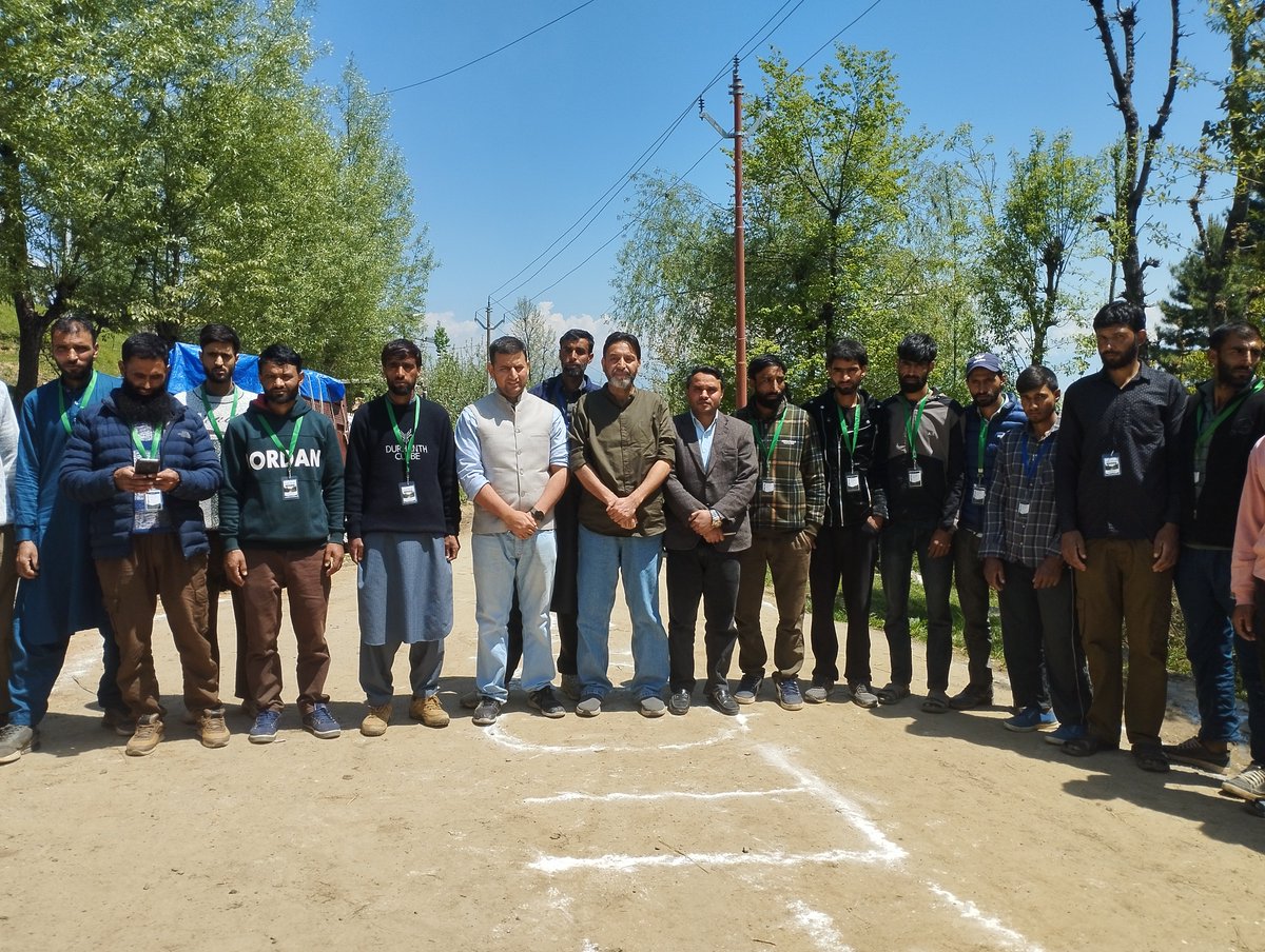 ZahidParwaz's tweet photo. The Chairman and members of the Forest Rights Committee in Hallan, Manzgam are extremely well-organized, and they even brought their ID cards to the Gram Sabha. Where committee members like this are active and efficient, the Forest Rights Act is fully implemented. 1/2 https://t.co/jUgs805XSR