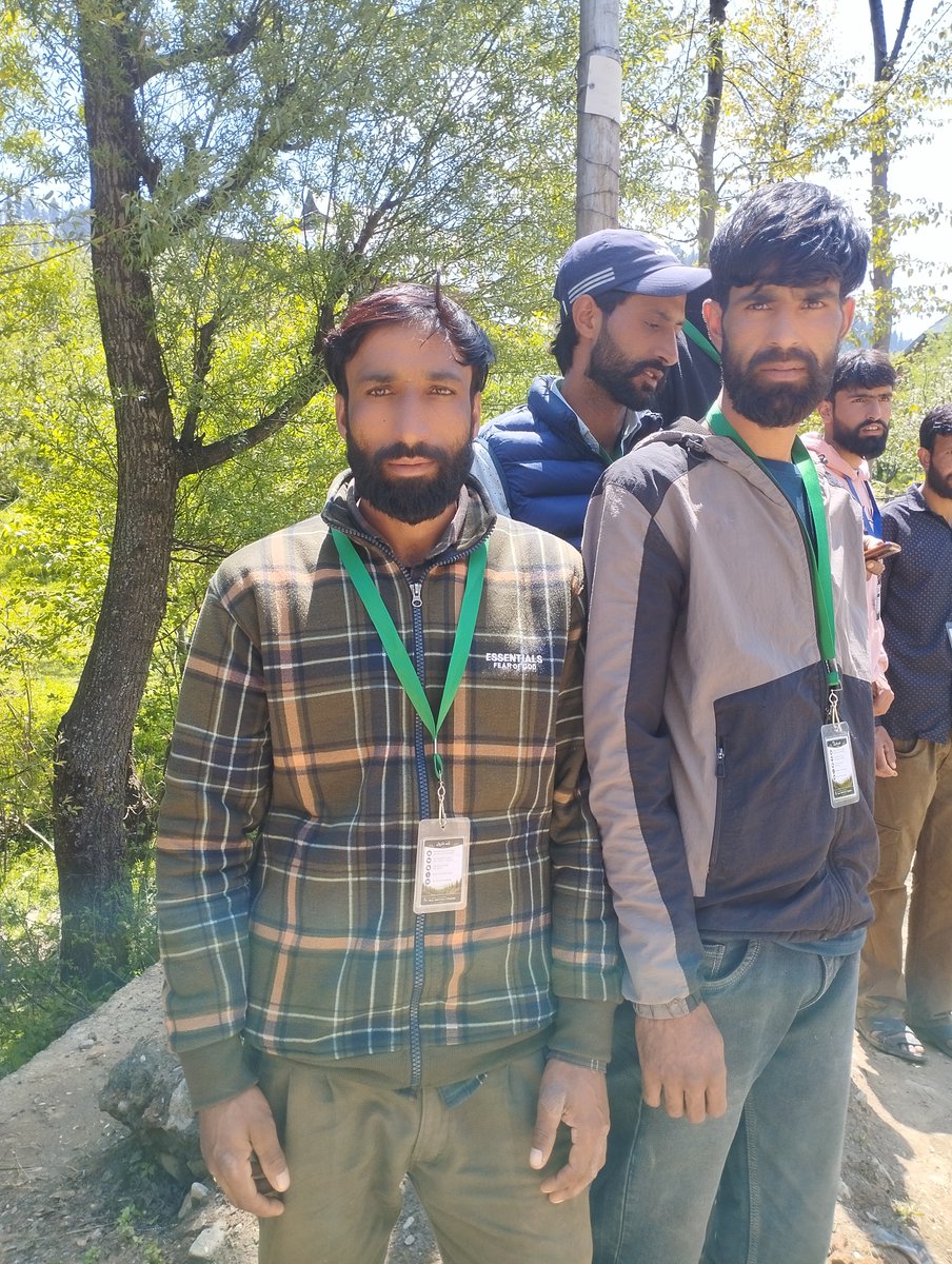 ZahidParwaz's tweet photo. The Chairman and members of the Forest Rights Committee in Hallan, Manzgam are extremely well-organized, and they even brought their ID cards to the Gram Sabha. Where committee members like this are active and efficient, the Forest Rights Act is fully implemented. 1/2 https://t.co/jUgs805XSR