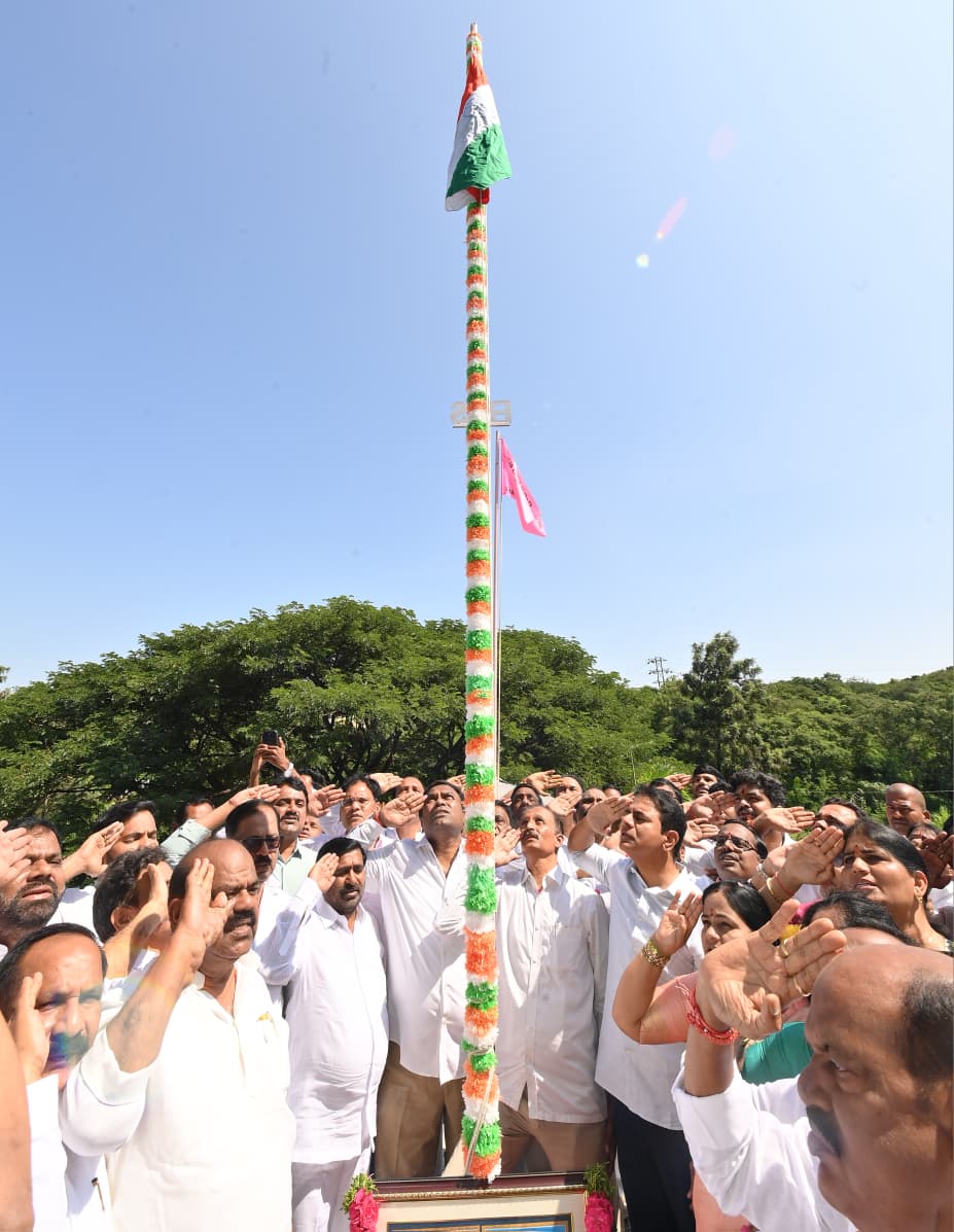 KTRBRS's tweet photo. తెలంగాణ ప్రజలందరికీ జాతీయ సమైక్యతా దినోత్సవ శుభాకాంక్షలు. 

నిజాం ఏలుబడిలో ఉన్న హైదరాబాద్ రాజ్యం భారతదేశంలో అంతర్భాగమై, తెలంగాణ సమాజం ప్రజాస్వామ్యం దిశగా అడుగులు వేసిన చారిత్రక దినం సెప్టెంబర్ 17, 1948.

ఈ ప్రత్యేకమైన రోజున... ప్రజాస్వామ్య పరిరక్షణకు, సమైక్యతను పెంపొందించడానికి పాటుపడదామని ప్రతినబూనుదాం.