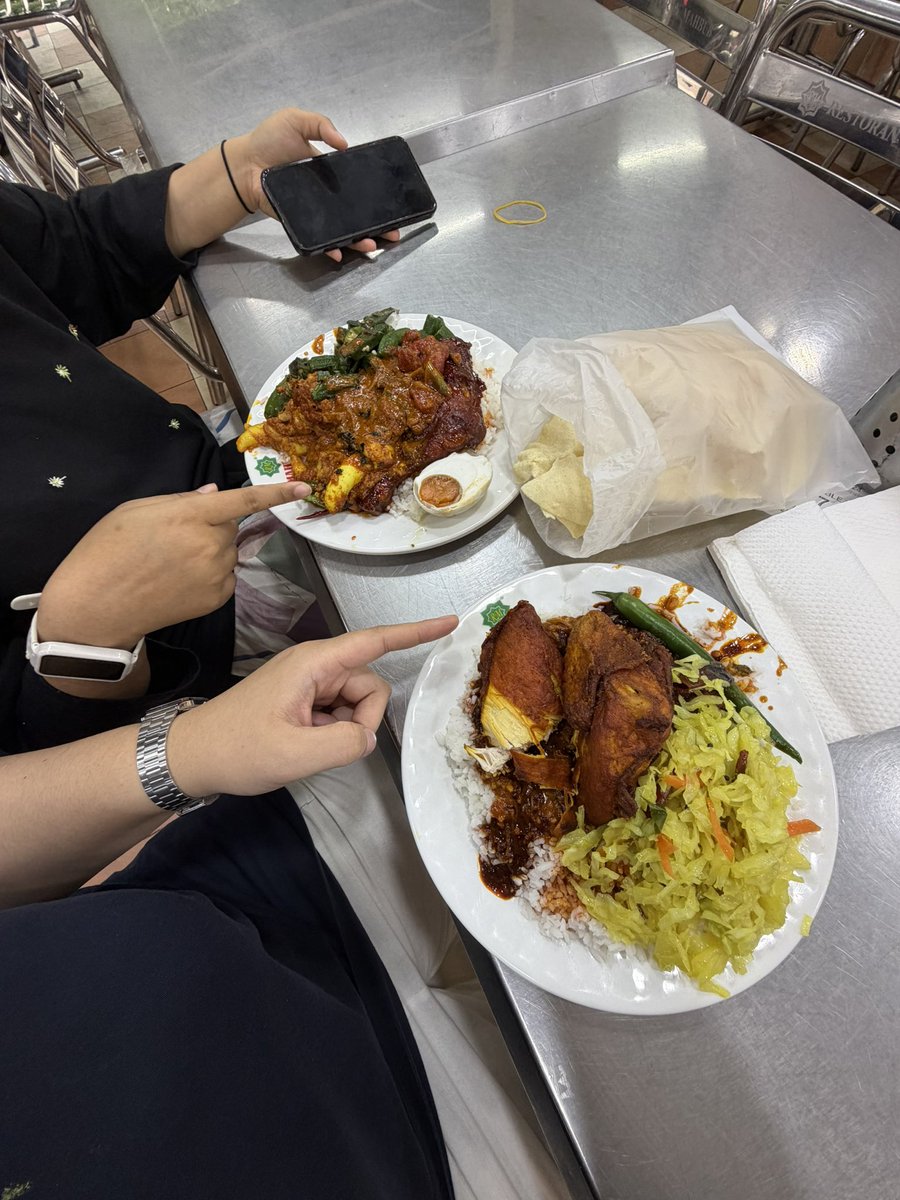 whore4green's tweet photo. spent malaysia day by cleaning up our (rental) house, ate roti canai and nasi kandar from mahbub before driving around basically without an aim ✋🏻🥴 https://t.co/rdvjr9Qac2