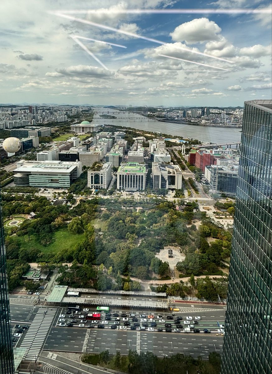 inespotter's tweet photo. my office in Seoul.. cakepp bgtttttt.. kalo regional Jakarta kenapa view nya karbela 🤣🤣🤣 https://t.co/x7aThh3beo