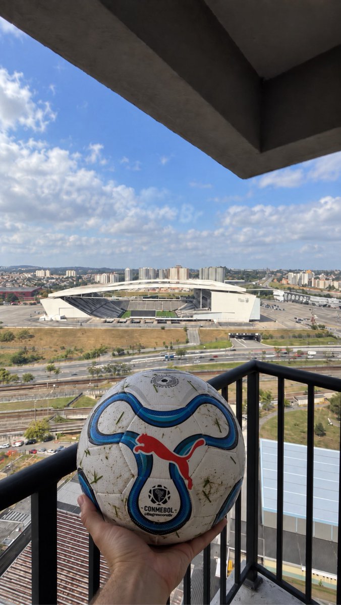BagrescoreBr's tweet photo. Acordei agora e essa bola tava na minha varanda quem foi o desgraçado? https://t.co/fcsEg58fkk