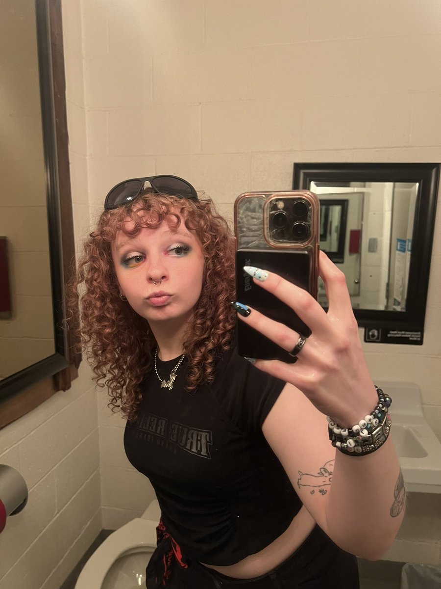 kierstenbradl's tweet photo. daniel fang said he liked my makeup btw https://t.co/ZhzRBQrBid