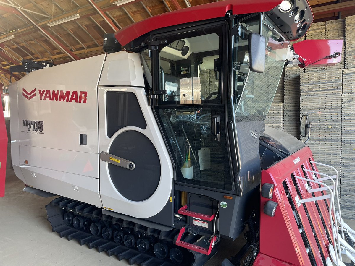 age001z's tweet photo. 来週から稲刈りスタート🌾
新車の7条オートコンバイン準備完了です😊
去年まで乗ってた6条オートコンバインは他のオペレーターに乗ってもらいます🙇🏻‍♂️ https://t.co/nMh6BC2PCV