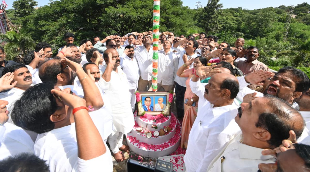 KTRBRS's tweet photo. తెలంగాణ ప్రజలందరికీ జాతీయ సమైక్యతా దినోత్సవ శుభాకాంక్షలు. 

నిజాం ఏలుబడిలో ఉన్న హైదరాబాద్ రాజ్యం భారతదేశంలో అంతర్భాగమై, తెలంగాణ సమాజం ప్రజాస్వామ్యం దిశగా అడుగులు వేసిన చారిత్రక దినం సెప్టెంబర్ 17, 1948.

ఈ ప్రత్యేకమైన రోజున... ప్రజాస్వామ్య పరిరక్షణకు, సమైక్యతను పెంపొందించడానికి పాటుపడదామని ప్రతినబూనుదాం.
