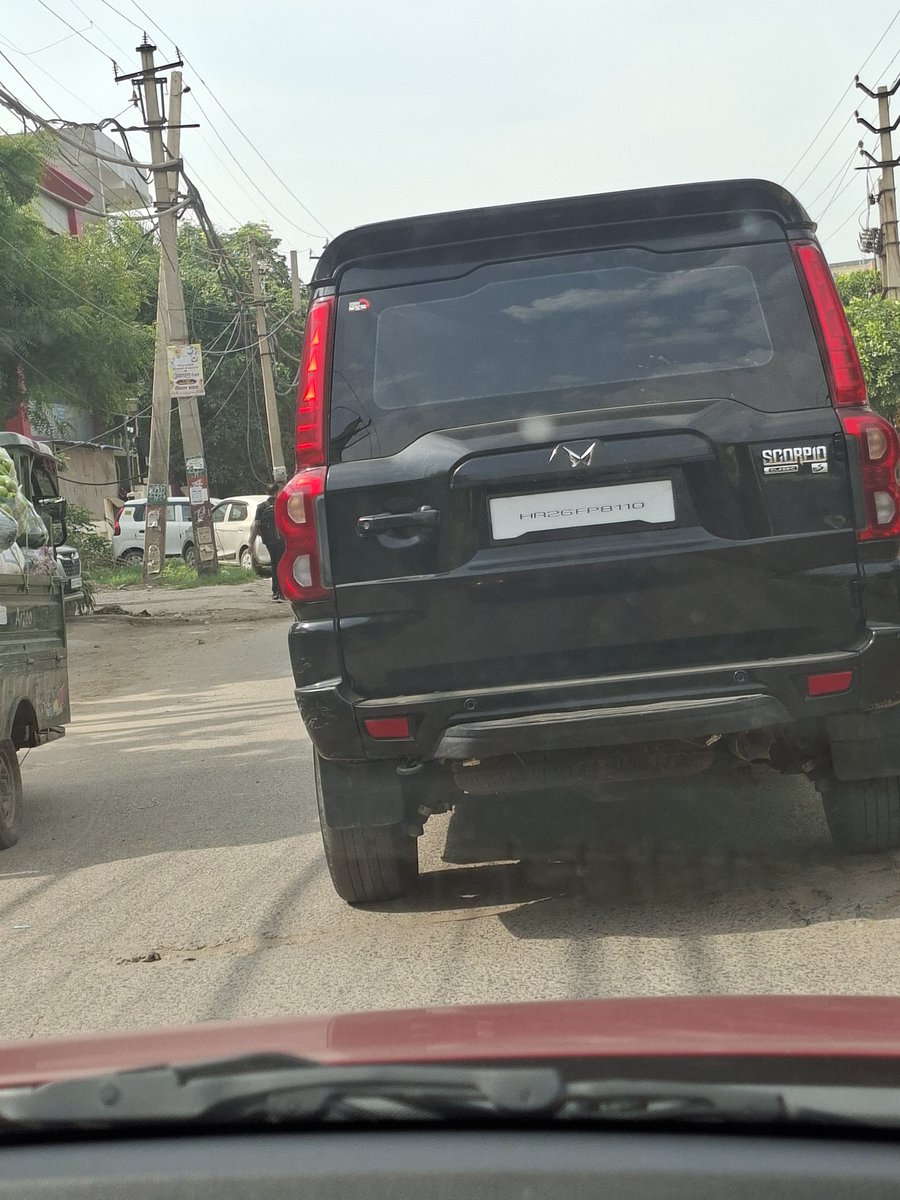 aps7958's tweet photo. @gurgaonpolice @IGtraffic_hry 

Today at 10.04am JBM Road , Pace City II Sec 37 Gurgaon. Justvopposite IDA office, Fast overtaking without Signal indicator or horn. Having  No plate in very tiny letters HR26FP 8110, not in complience of traffic rules. https://t.co/TnLw89A9tp