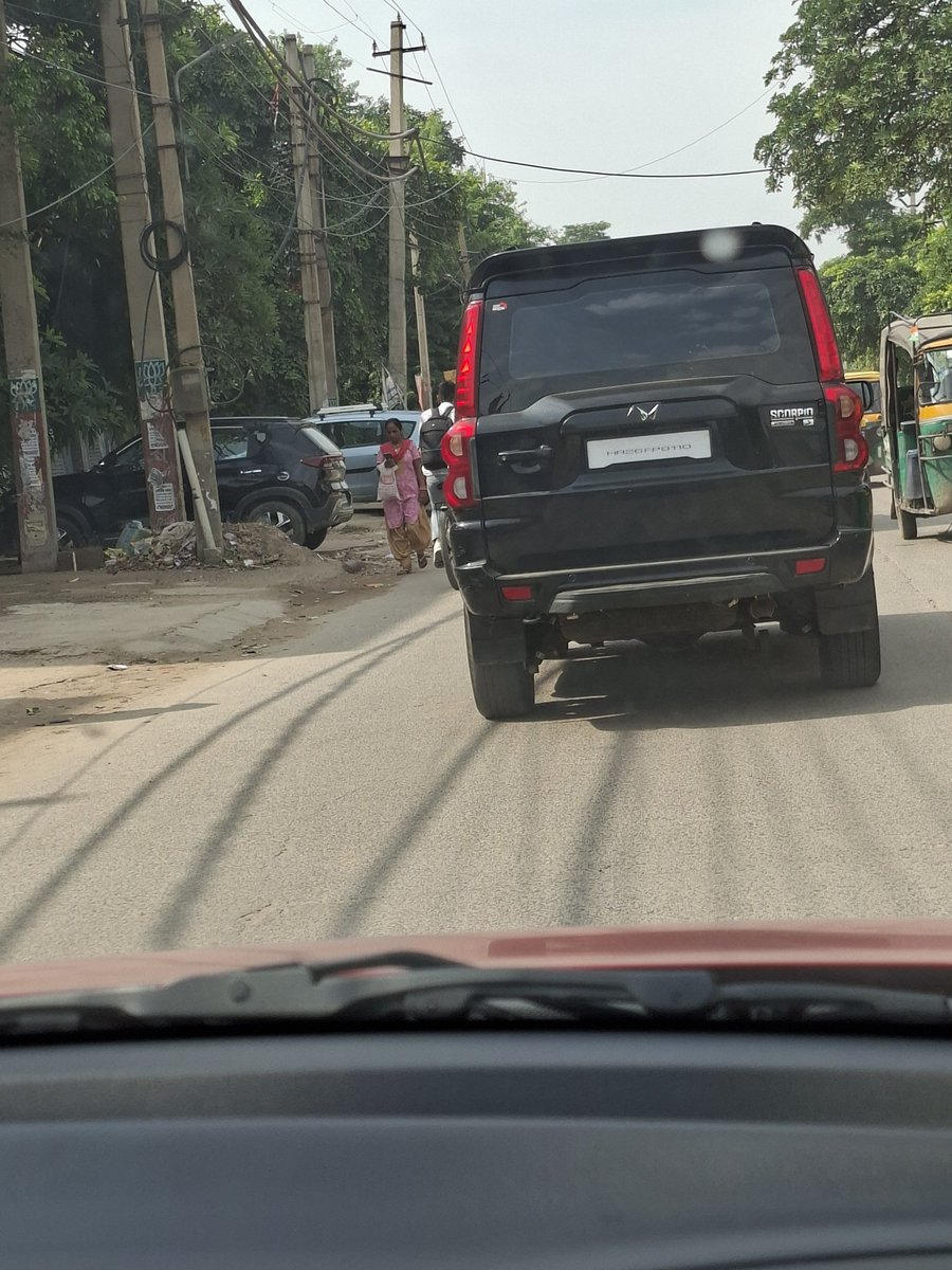 aps7958's tweet photo. @gurgaonpolice @IGtraffic_hry 

Today at 10.04am JBM Road , Pace City II Sec 37 Gurgaon. Justvopposite IDA office, Fast overtaking without Signal indicator or horn. Having  No plate in very tiny letters HR26FP 8110, not in complience of traffic rules. https://t.co/TnLw89A9tp