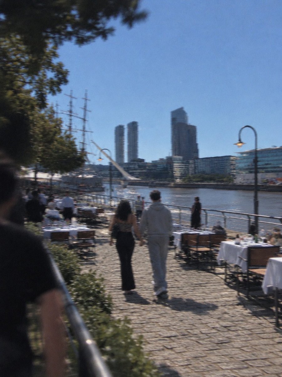chechicius's tweet photo. 🚨 ¿NACE UN NUEVO ROMANCE? ❤️

El jugador de Independiente, Juan Manuel Arrayago, fue visto en Puerto Madero cenando en el exclusivo restaurante Puerto Cristal junto a la tiktoker Martina Morales. 🍷✨

¿Cita romántica o simplemente amigos? 🔥

📸 VÍA: @AngeldebritoOk en LAM https://t.co/S1UNIppVa5