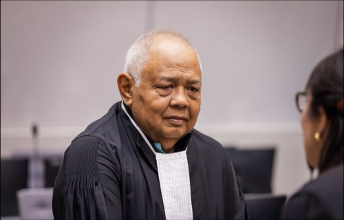 missjilliam's tweet photo. Kasama ni Atty. Medialdea si PRRD nang kunin siya sa The Hague, panganib man sa sarili niyang kalusugan. Nanatili siya kahit alam niyang napakahirap ito. Muli siyang tumatayo sa tabi niya sa ICC. TY po sa katapatan, tapang at presensya, higit pa sa kayang ipahayag ng mga salita. https://t.co/lskUBKIVXO